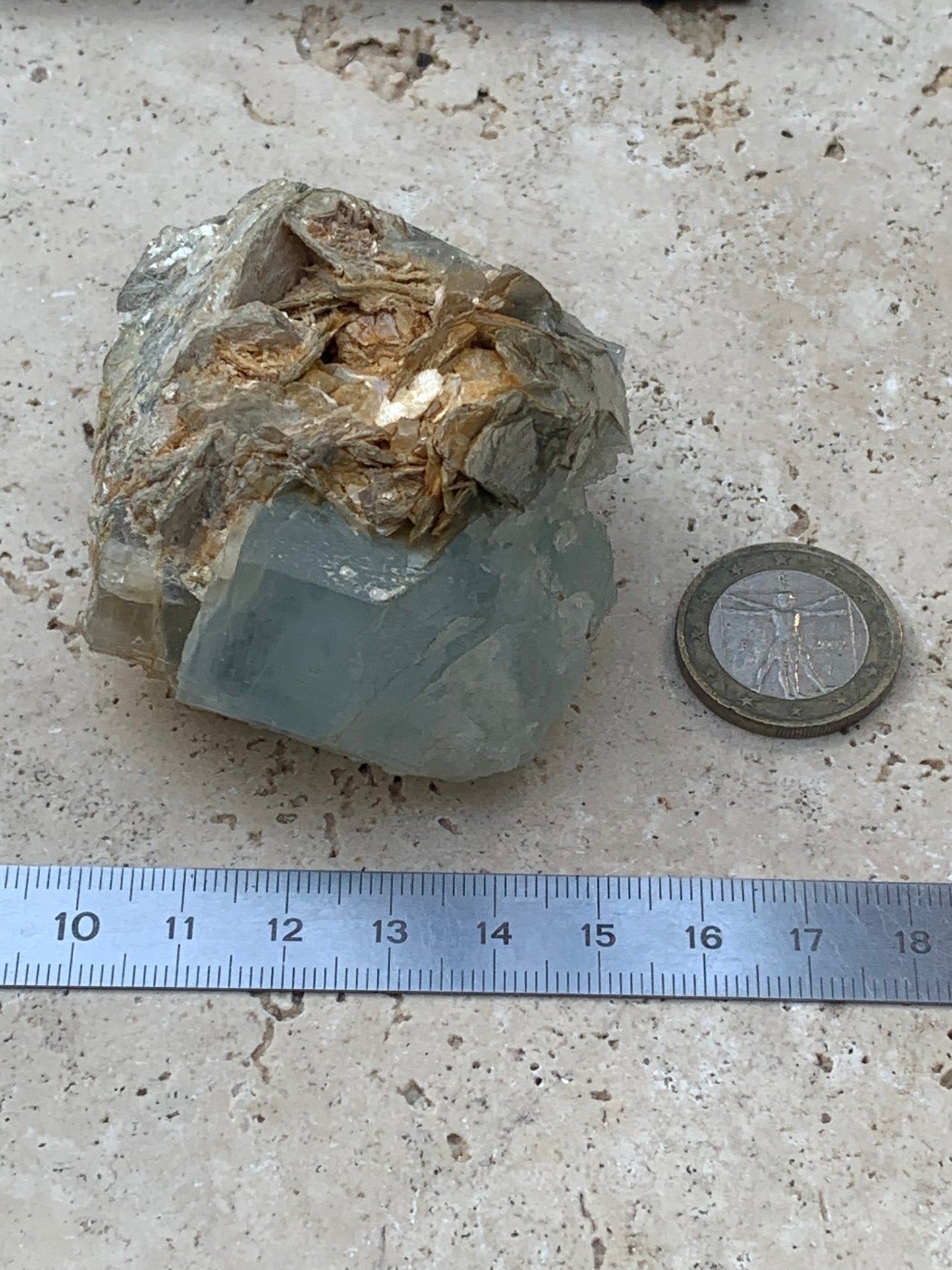 Aigue-marine avec Muscovite, superbe pièce de 69x60x38mm - 151,3 grammes ! Un bloc quasi pur en aigue-marine !