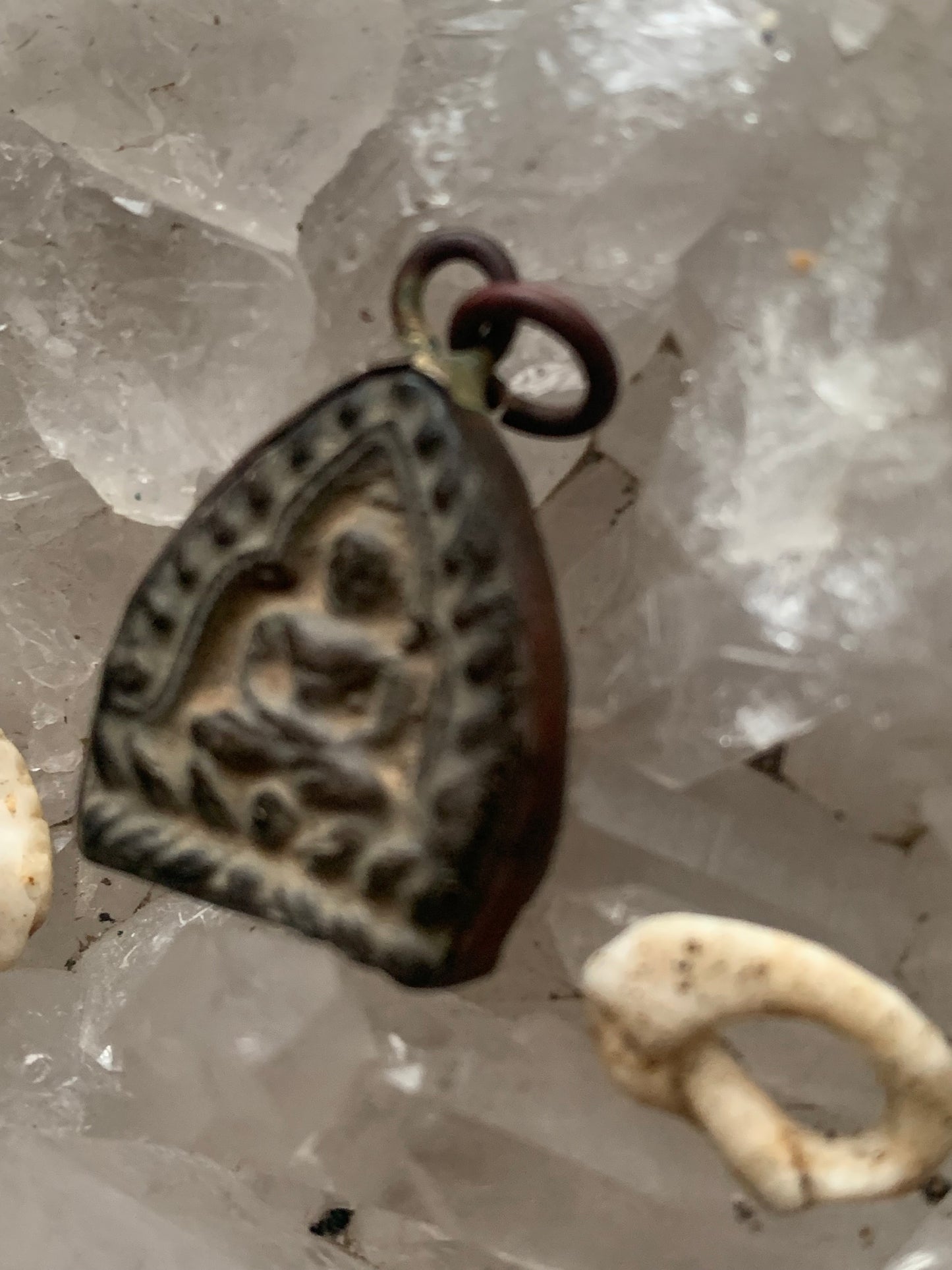 Bouddha de style (Tsa-tsa*), pendentif ancien de la divinité sacré en métal (laiton) et terre cuite, 30x20x7 millimètres. Pièce authentique et unique faîte au Népal. Livré avec cordon coulissant, prêt à porté ou à offrir !