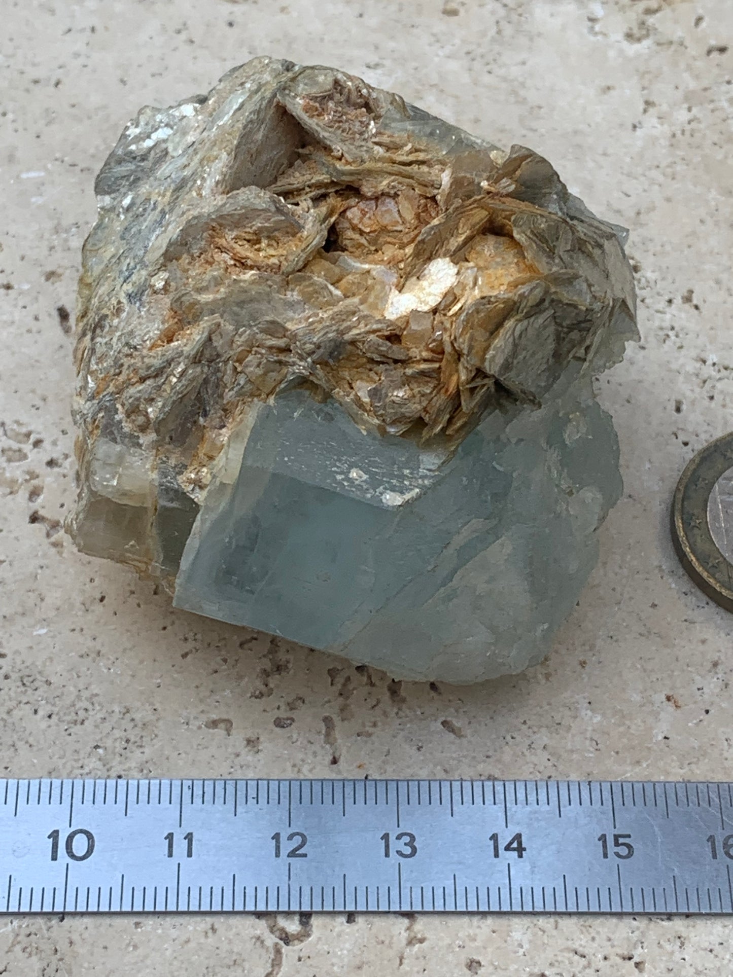 Aigue-marine avec Muscovite, superbe pièce de 69x60x38mm - 151,3 grammes ! Un bloc quasi pur en aigue-marine !