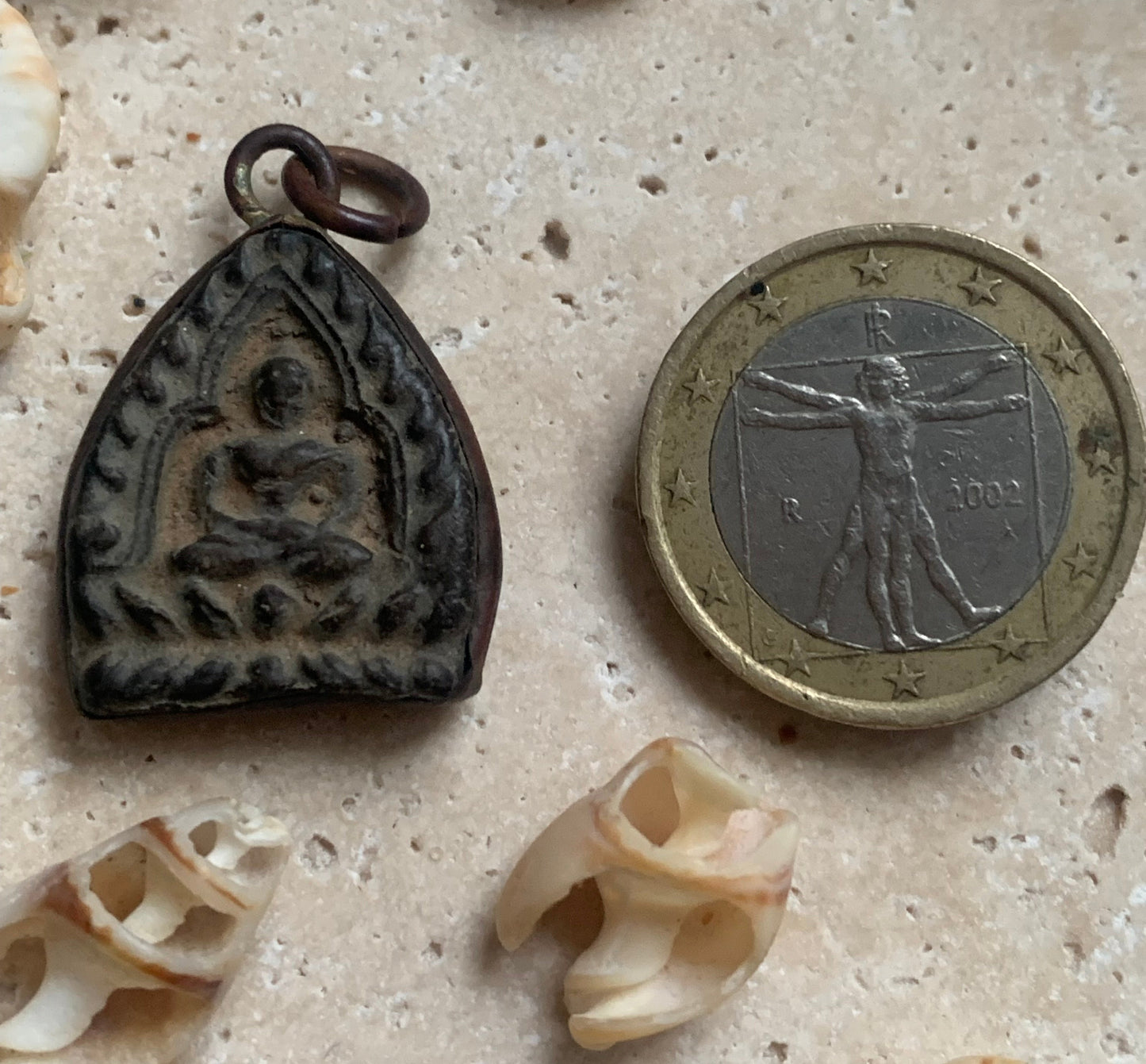 Bouddha de style (Tsa-tsa*), pendentif ancien de la divinité sacré en métal (laiton) et terre cuite, 30x20x7 millimètres. Pièce authentique et unique faîte au Népal. Livré avec cordon coulissant, prêt à porté ou à offrir !