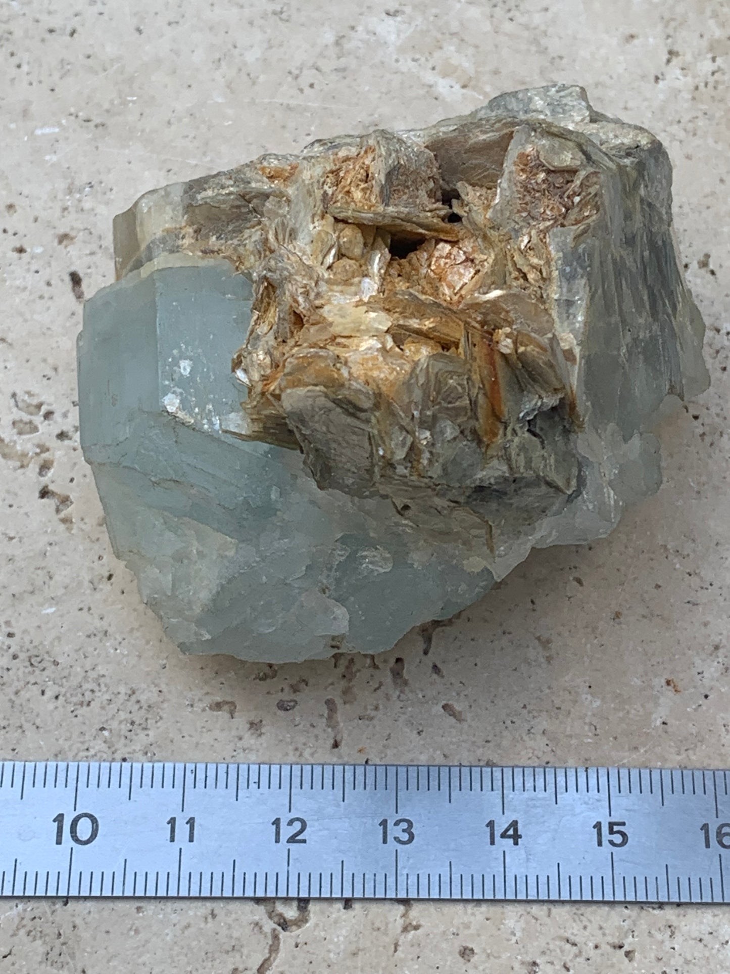 Aigue-marine avec Muscovite, superbe pièce de 69x60x38mm - 151,3 grammes ! Un bloc quasi pur en aigue-marine !