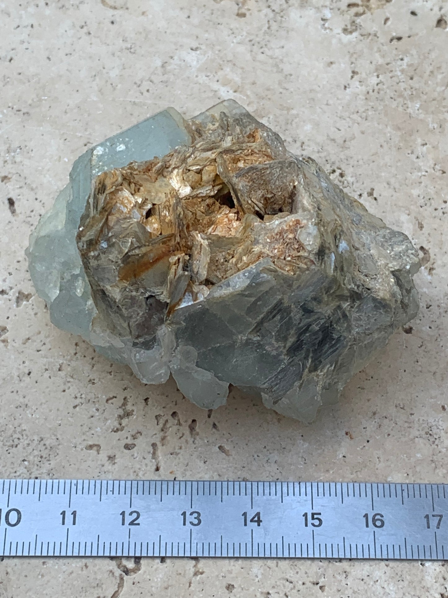 Aigue-marine avec Muscovite, superbe pièce de 69x60x38mm - 151,3 grammes ! Un bloc quasi pur en aigue-marine !