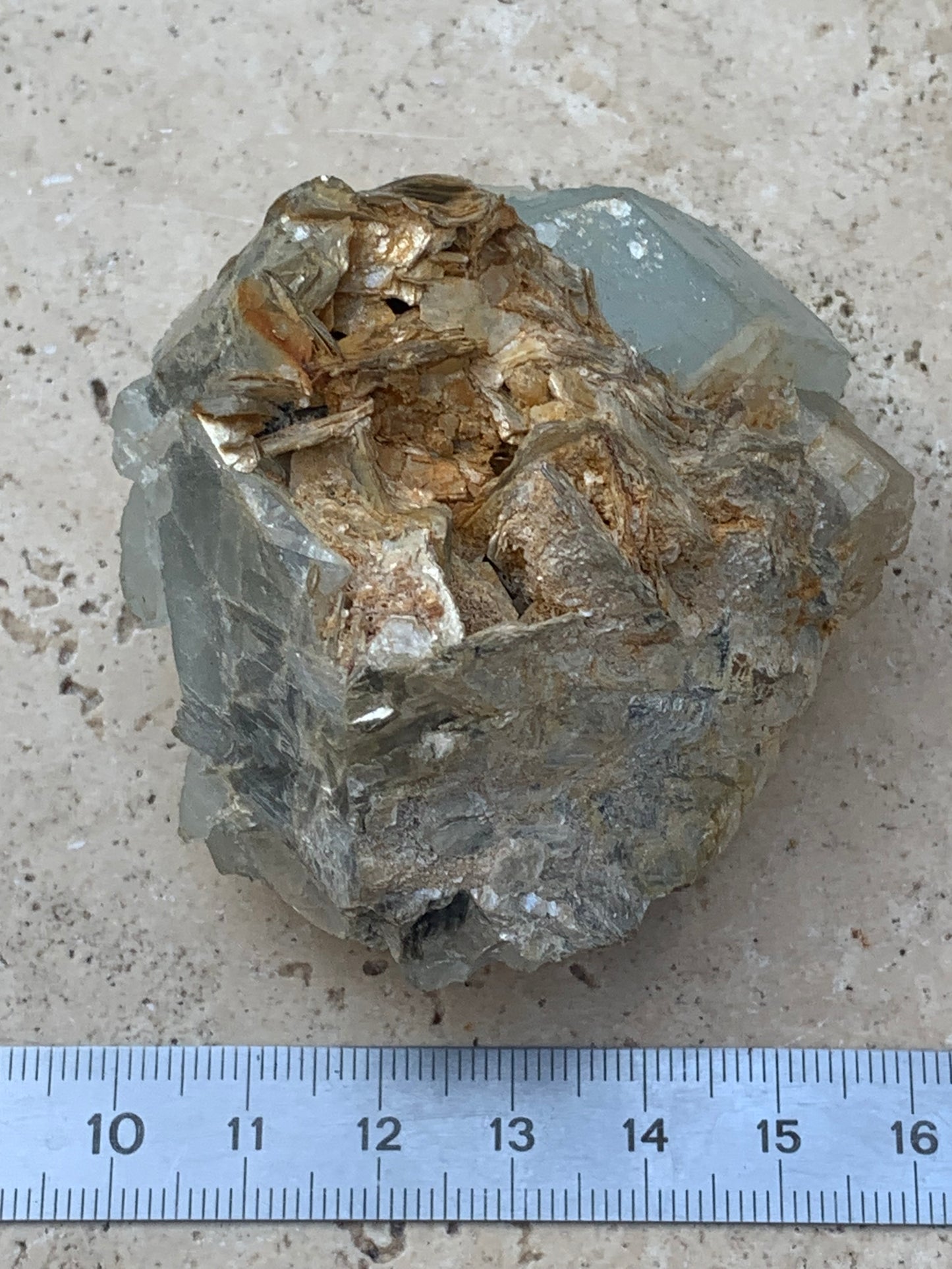 Aigue-marine avec Muscovite, superbe pièce de 69x60x38mm - 151,3 grammes ! Un bloc quasi pur en aigue-marine !
