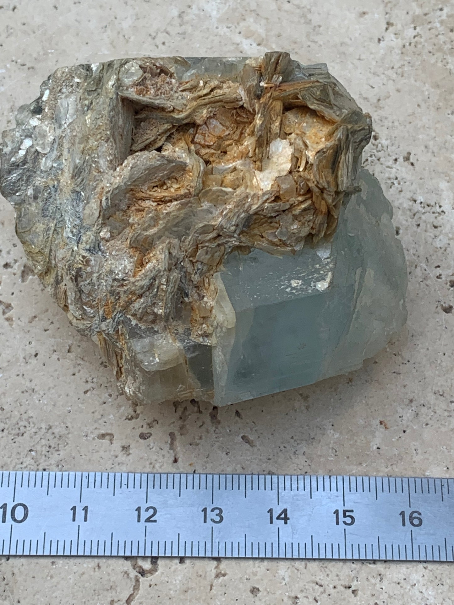 Aigue-marine avec Muscovite, superbe pièce de 69x60x38mm - 151,3 grammes ! Un bloc quasi pur en aigue-marine !