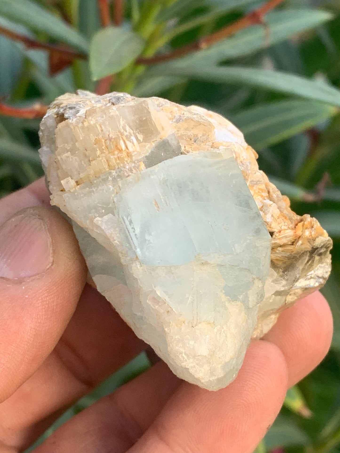 Aigue-marine avec Muscovite, superbe pièce de 69x60x38mm - 151,3 grammes ! Un bloc quasi pur en aigue-marine !