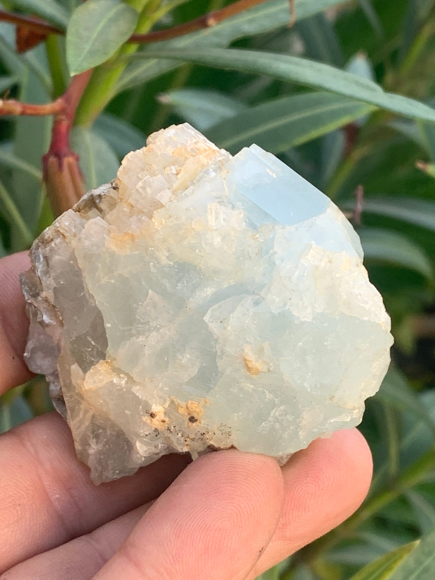 Aigue-marine avec Muscovite, superbe pièce de 69x60x38mm - 151,3 grammes ! Un bloc quasi pur en aigue-marine !