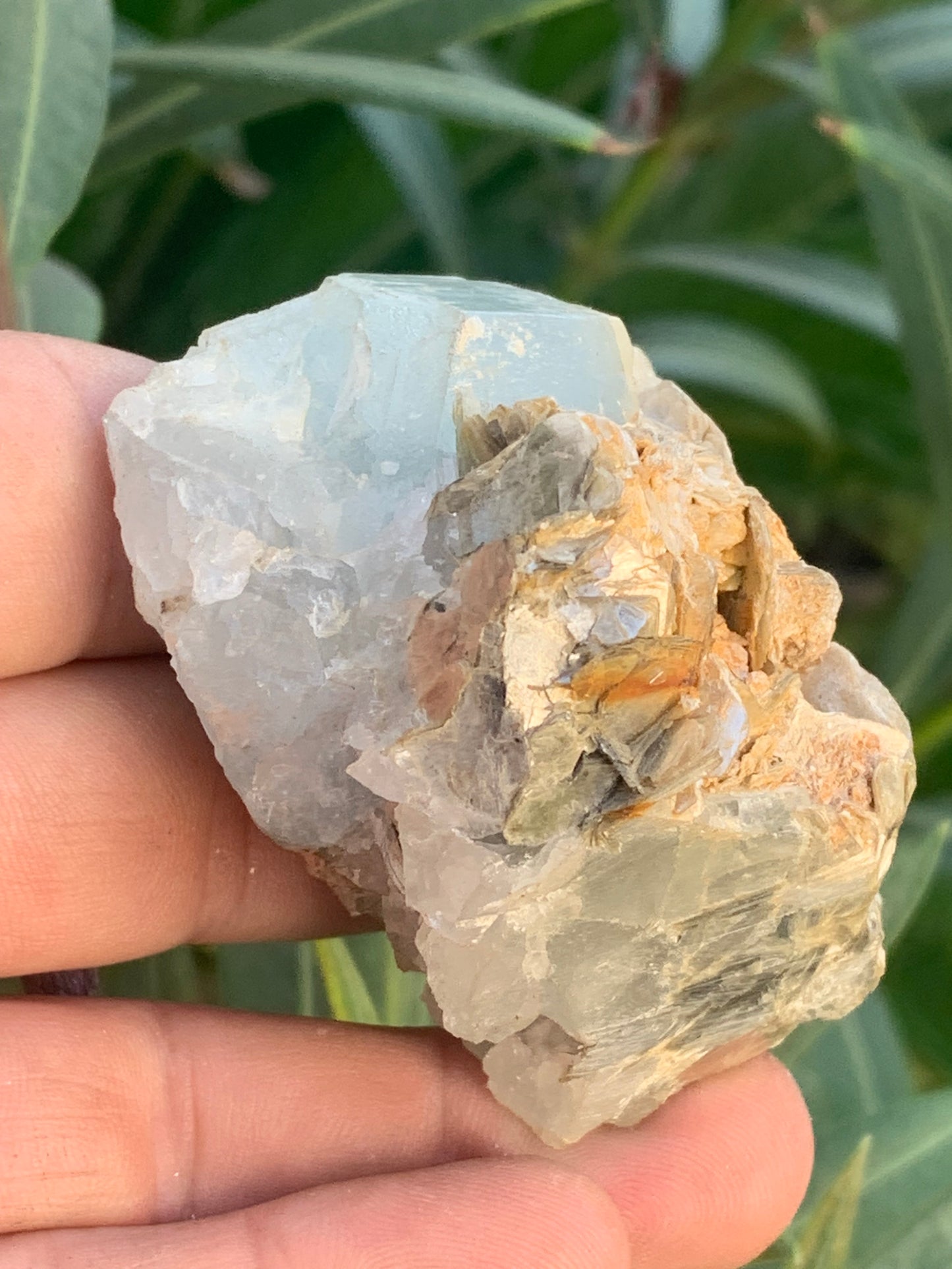Aigue-marine avec Muscovite, superbe pièce de 69x60x38mm - 151,3 grammes ! Un bloc quasi pur en aigue-marine !