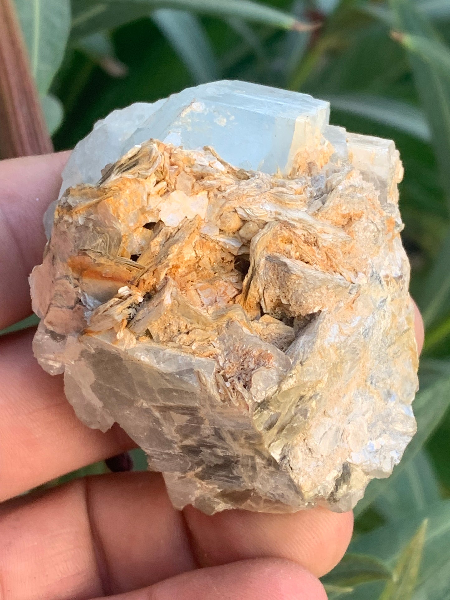 Aigue-marine avec Muscovite, superbe pièce de 69x60x38mm - 151,3 grammes ! Un bloc quasi pur en aigue-marine !