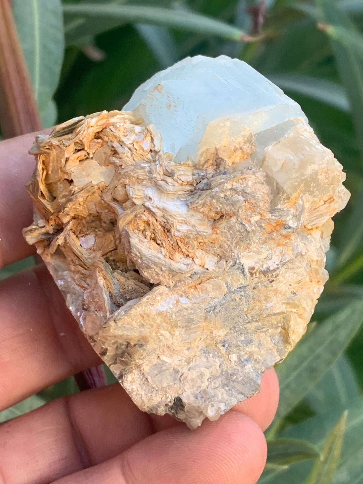 Aigue-marine avec Muscovite, superbe pièce de 69x60x38mm - 151,3 grammes ! Un bloc quasi pur en aigue-marine !