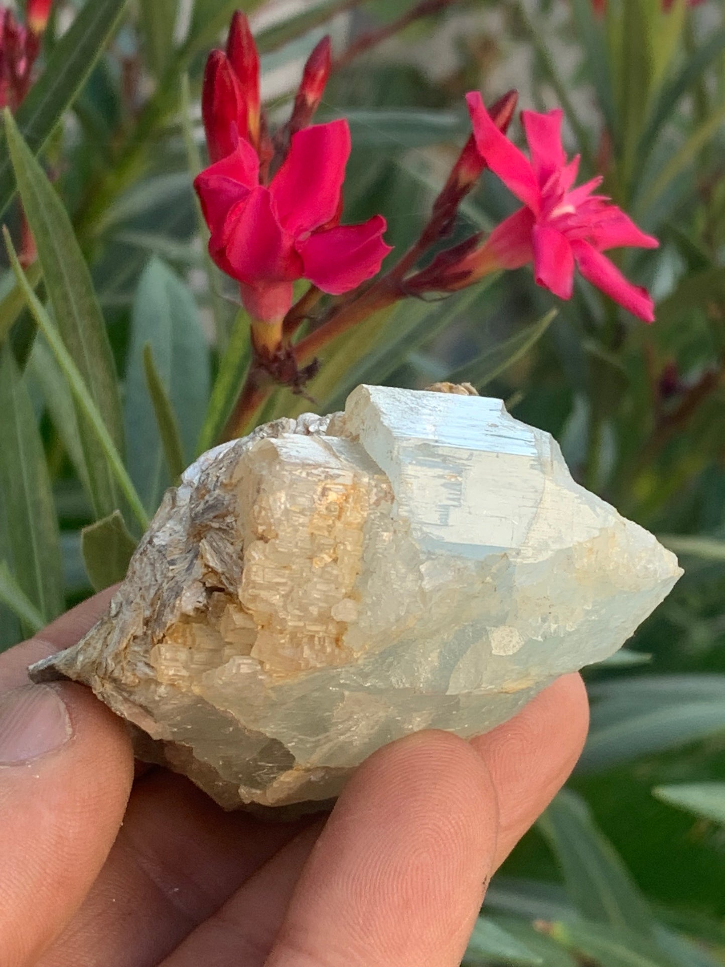 Aigue-marine avec Muscovite, superbe pièce de 69x60x38mm - 151,3 grammes ! Un bloc quasi pur en aigue-marine !