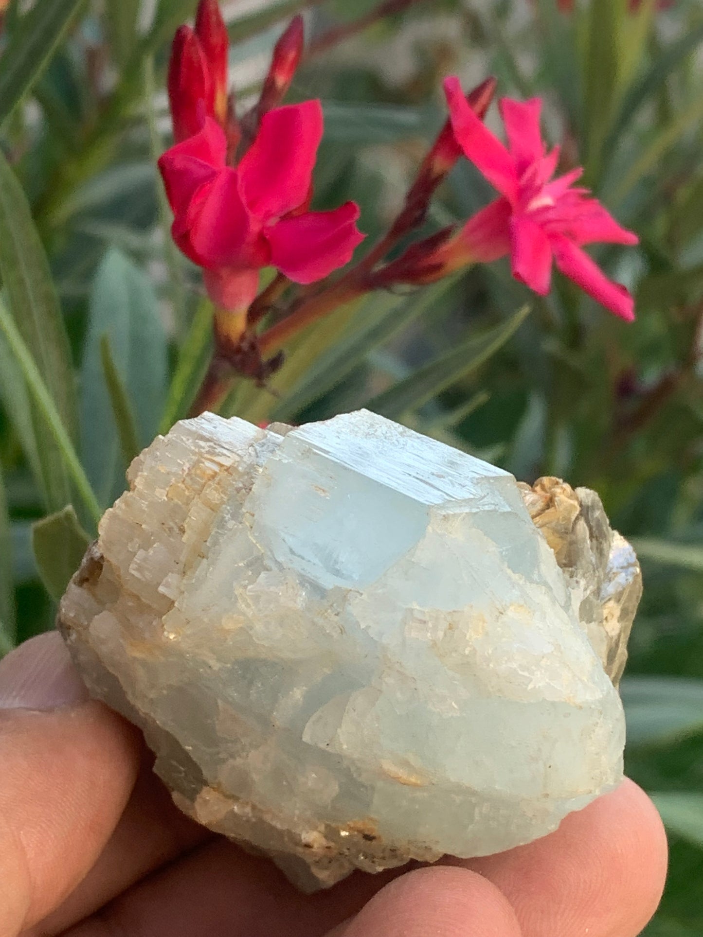 Aigue-marine avec Muscovite, superbe pièce de 69x60x38mm - 151,3 grammes ! Un bloc quasi pur en aigue-marine !