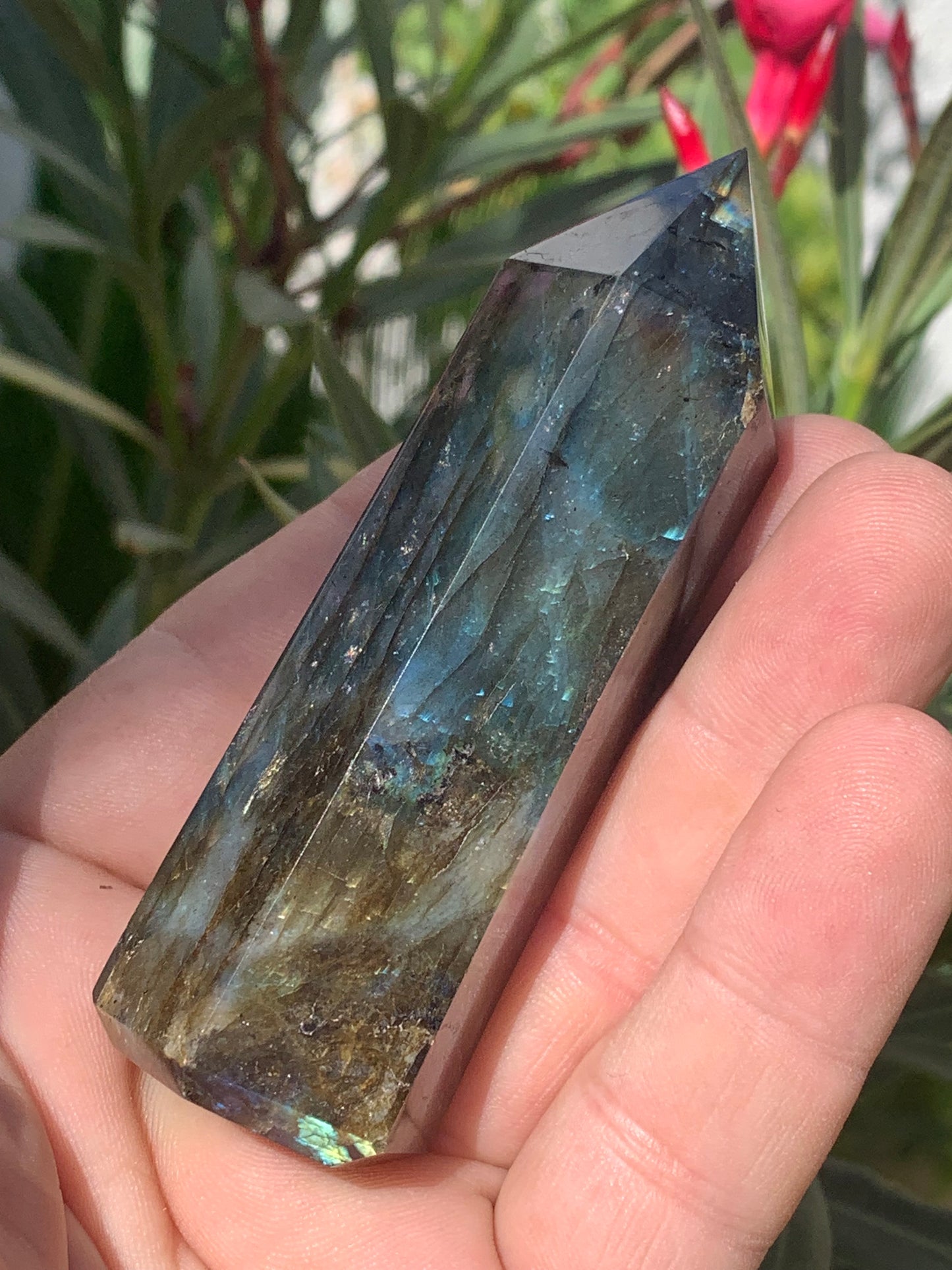 Labradorite, pointe de qualité AAA, 90 millimètres de hauteur x 31 mm de diamètre - 124,3 grammes environ. Très belle qualité, des reflets hologramme incroyable !