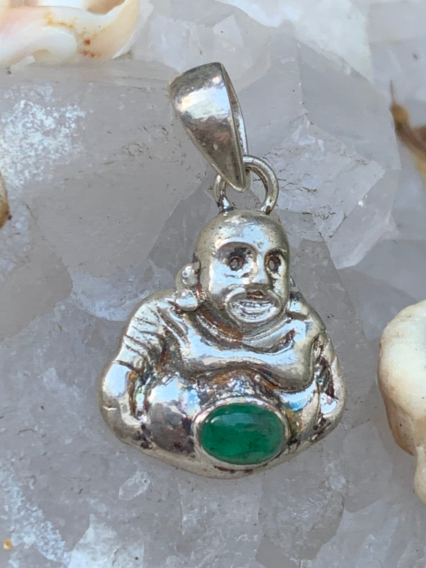 Bouddha en Argent avec Emeraude 'Élégance et Spiritualité'... Pendentif en Argent 925, 25x20x6 millimètres. Livré en coffret avec cordon coulissant, prêt à porté ou à offrir !