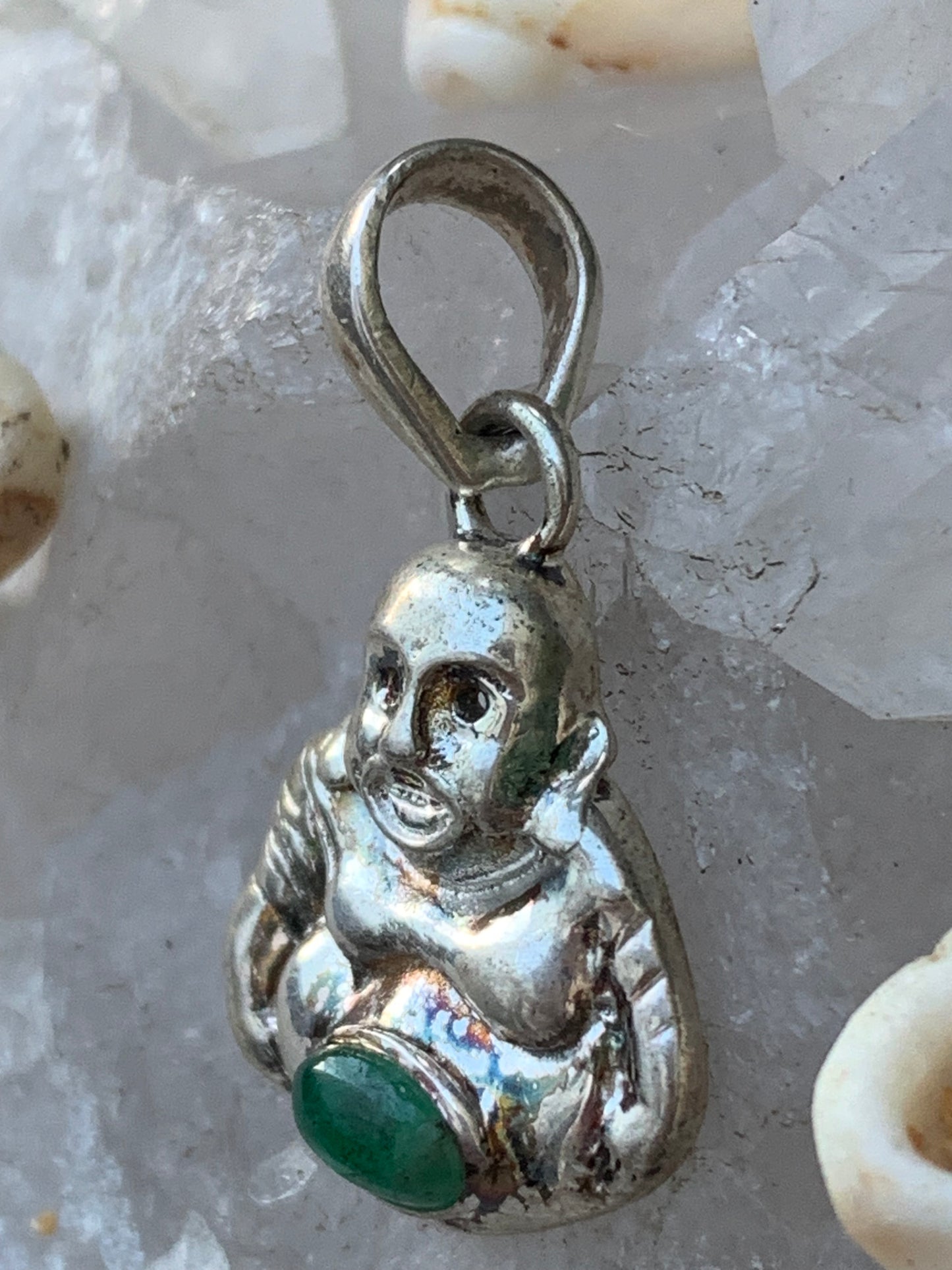 Bouddha en Argent avec Emeraude 'Élégance et Spiritualité'... Pendentif en Argent 925, 25x20x6 millimètres. Livré en coffret avec cordon coulissant, prêt à porté ou à offrir !