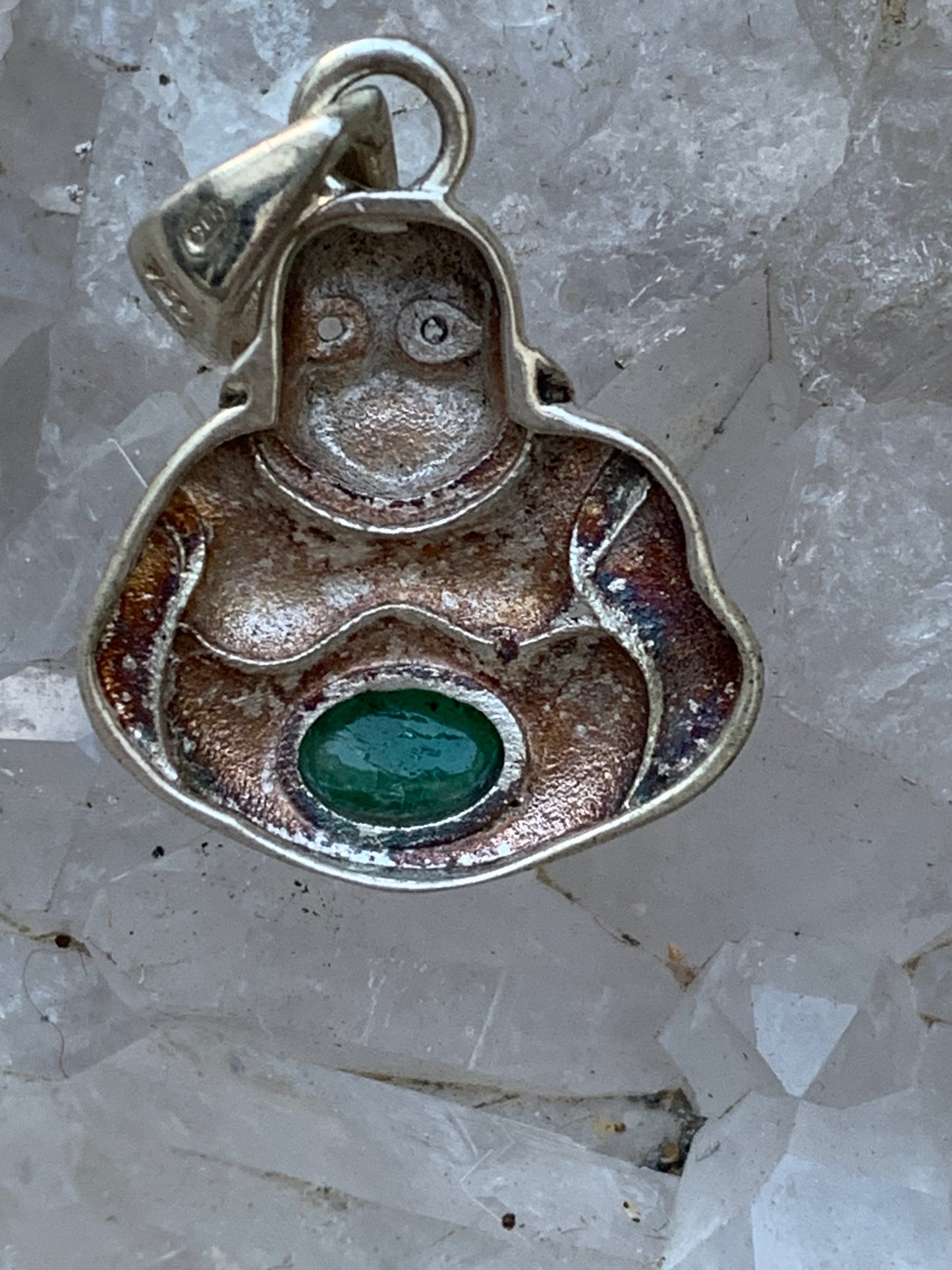 Bouddha en Argent avec Emeraude 'Élégance et Spiritualité'... Pendentif en Argent 925, 25x20x6 millimètres. Livré en coffret avec cordon coulissant, prêt à porté ou à offrir !