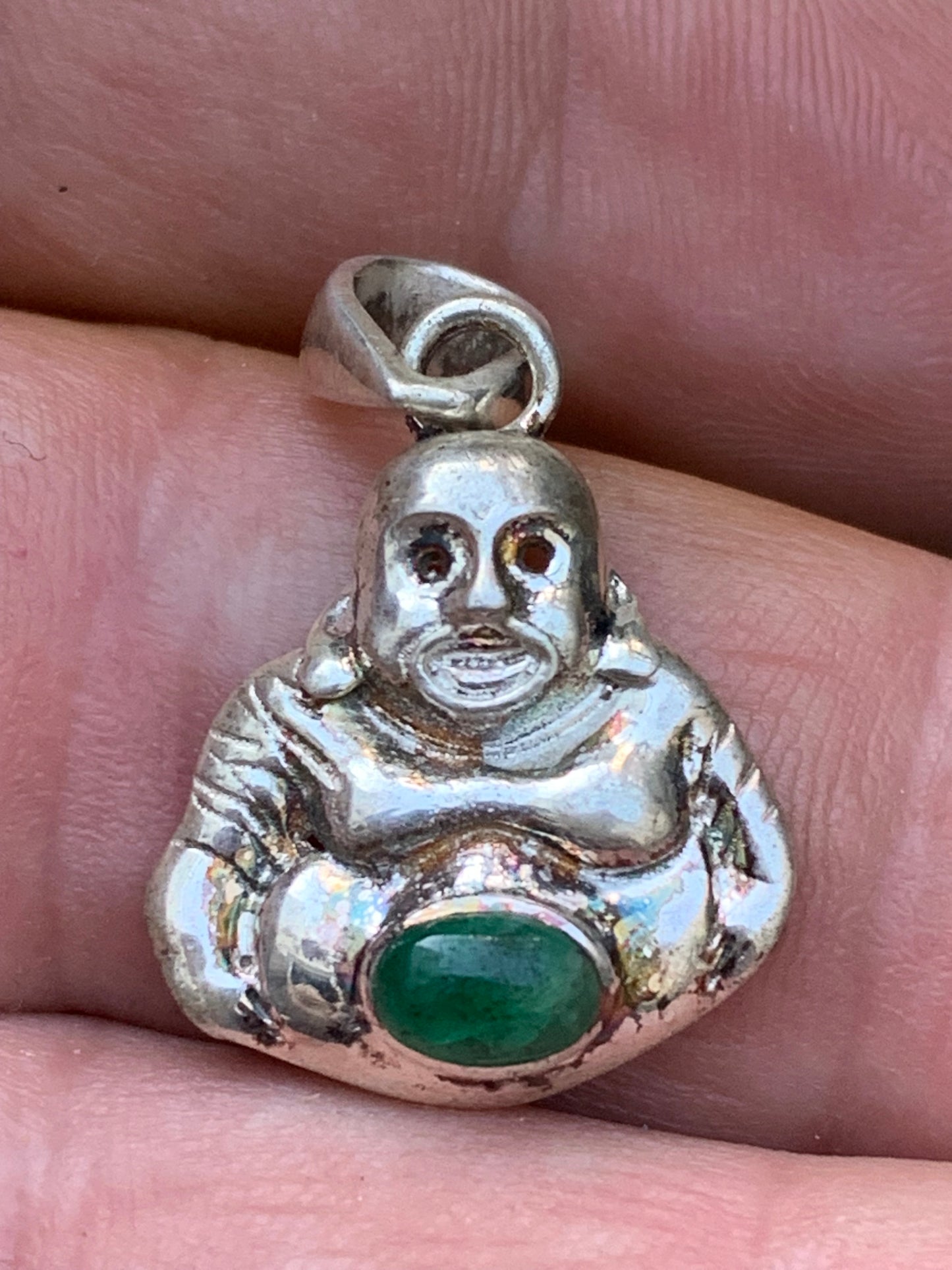 Bouddha en Argent avec Emeraude 'Élégance et Spiritualité'... Pendentif en Argent 925, 25x20x6 millimètres. Livré en coffret avec cordon coulissant, prêt à porté ou à offrir !