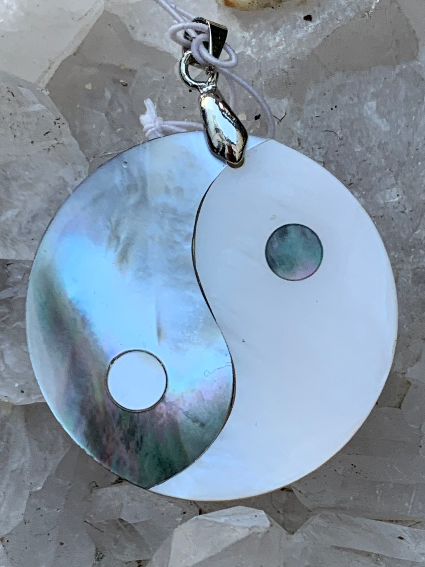 Yin-Yang, pendentif en véritable nacre de coquillage, de 3.2 centimètres de diamètre, vendu avec cordon noir réglable avec attache en Argent 0.925. Élégance naturelle & symbole d’équilibre !