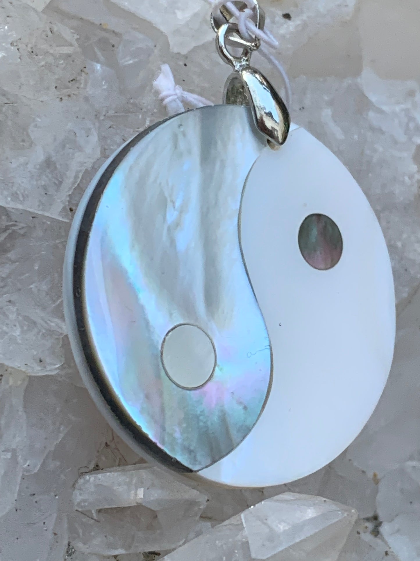 Yin-Yang, pendentif en véritable nacre de coquillage, de 3.2 centimètres de diamètre, vendu avec cordon noir réglable avec attache en Argent 0.925. Élégance naturelle & symbole d’équilibre !