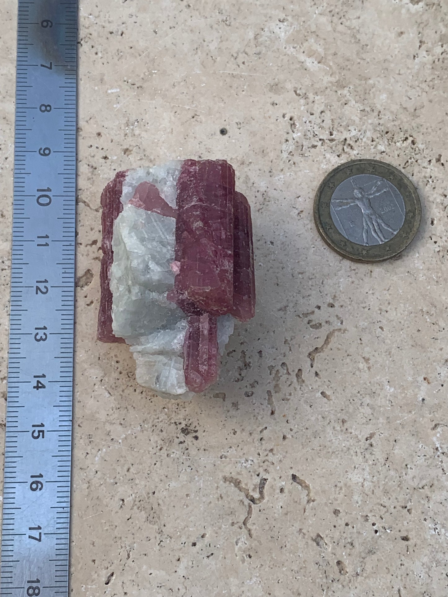 Tourmaline Rubellite, spécimen naturel de 45 x 31 x 30 mm - 47,7 grammes. Belle petite pièce !