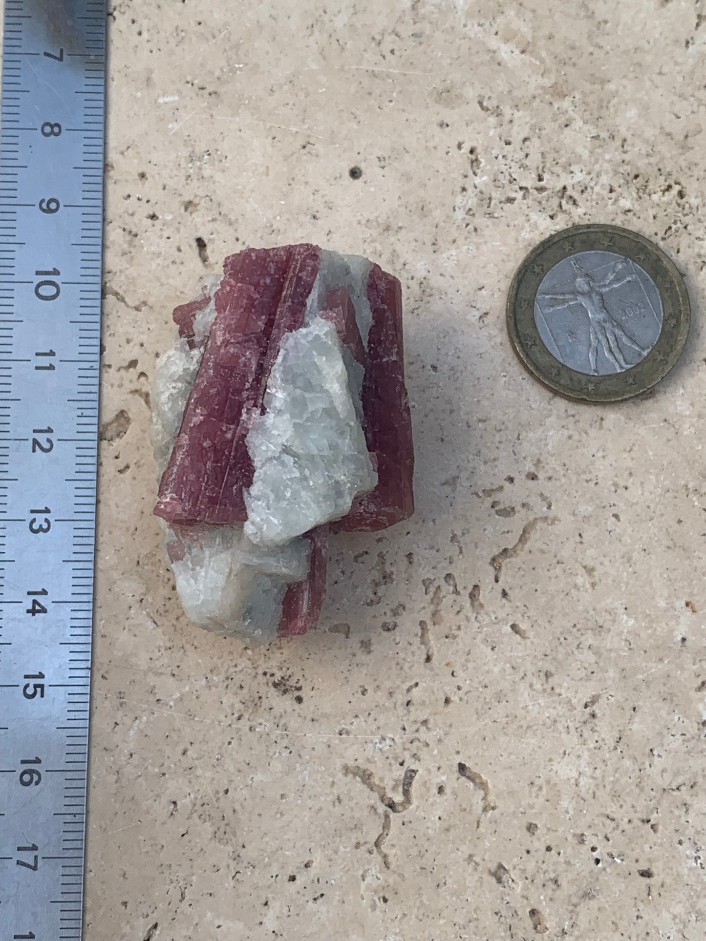 Tourmaline Rubellite, spécimen naturel de 45 x 31 x 30 mm - 47,7 grammes. Belle petite pièce !