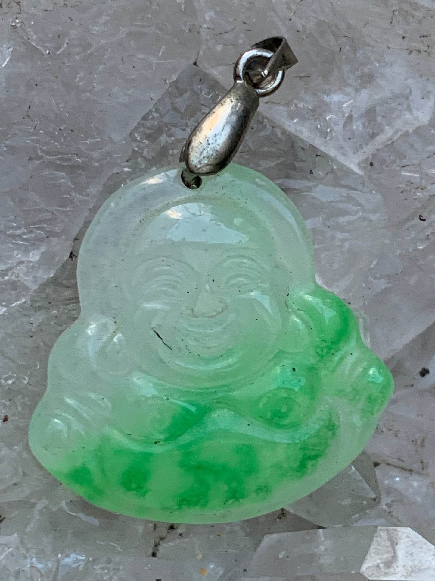 Bouddha, pendentif 100% en Jadéite de 40 x 30 x 7 millimètres. Livré avec cordon coulissant (offert), prêt à porté ou à offrir, parfait !