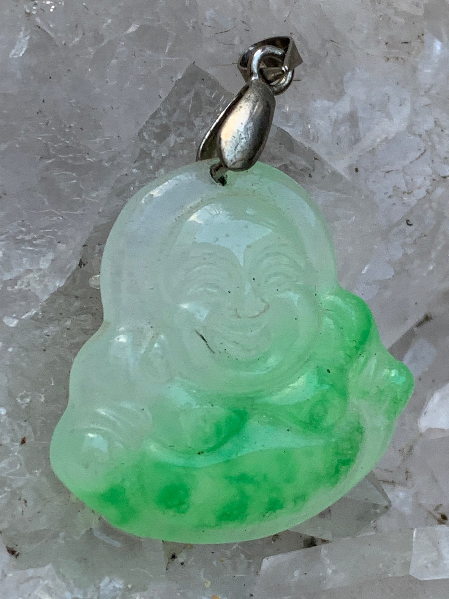 Bouddha, pendentif 100% en Jadéite de 40 x 30 x 7 millimètres. Livré avec cordon coulissant (offert), prêt à porté ou à offrir, parfait !