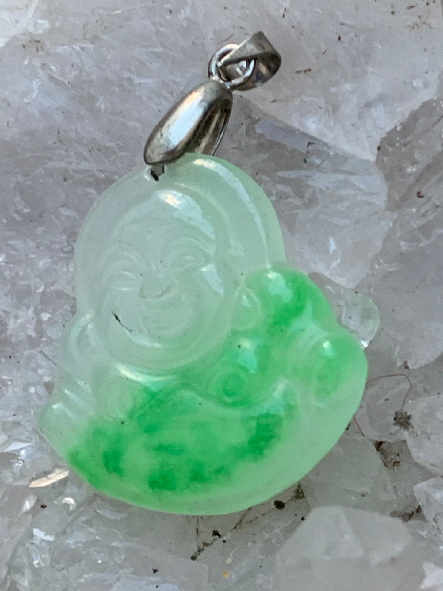 Bouddha, pendentif 100% en Jadéite de 40 x 30 x 7 millimètres. Livré avec cordon coulissant (offert), prêt à porté ou à offrir, parfait !