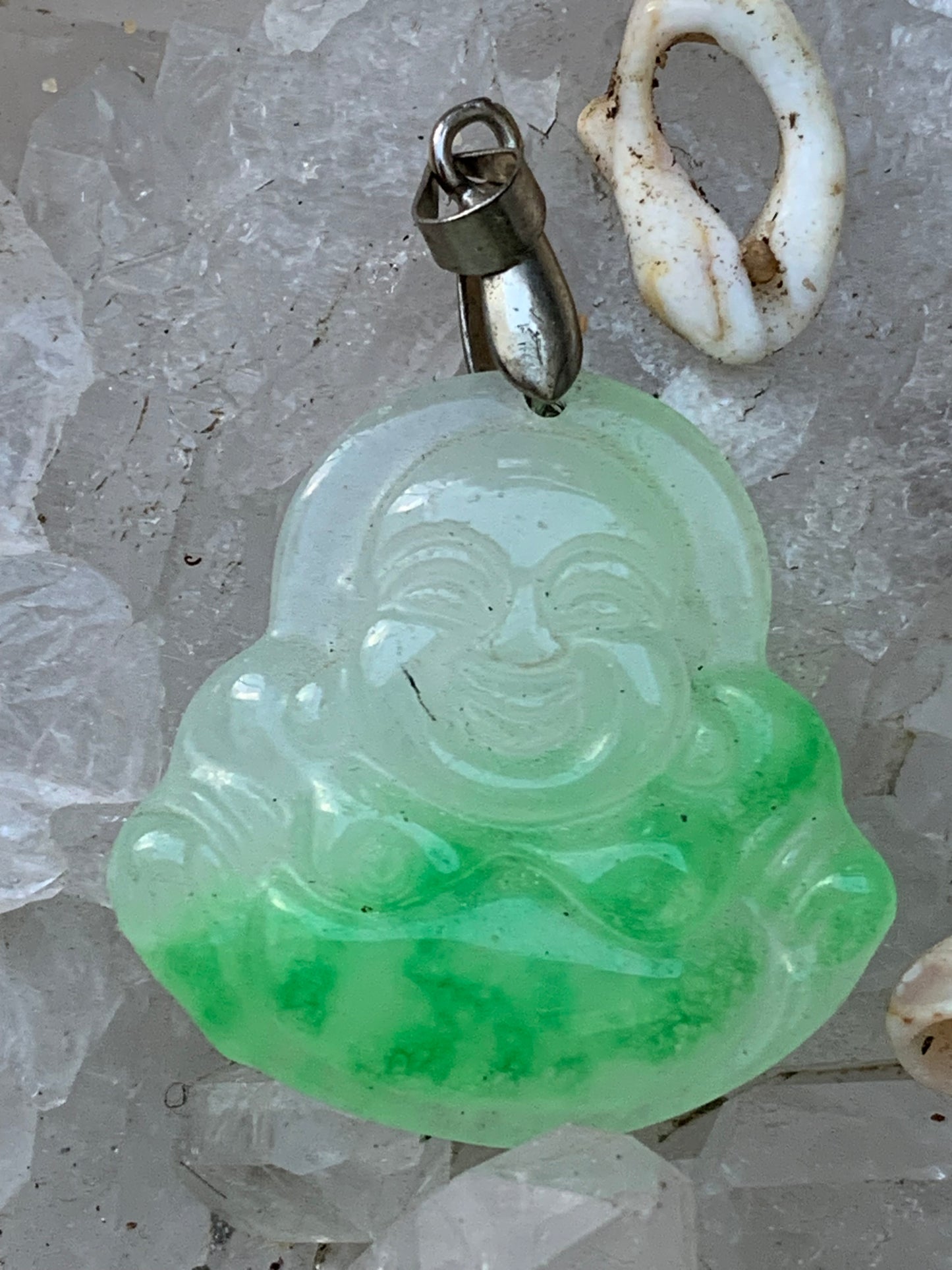 Bouddha, pendentif 100% en Jadéite de 40 x 30 x 7 millimètres. Livré avec cordon coulissant (offert), prêt à porté ou à offrir, parfait !