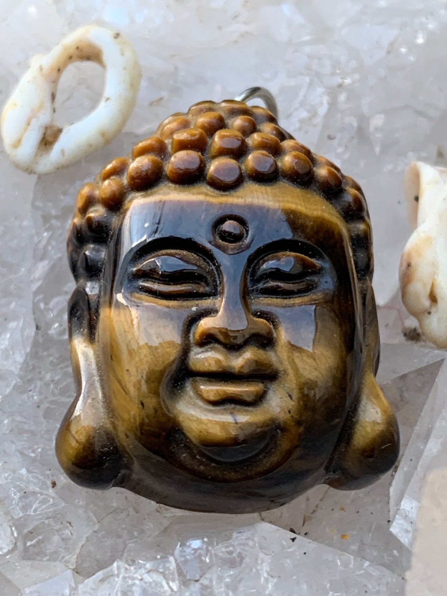 Bouddha, pendentif réalisé à 100% en oeil de tigre de 30 x 22 x 10 millimètres. Livré avec cordon coulissant (offert), prêt à porté ou à offrir, parfait !