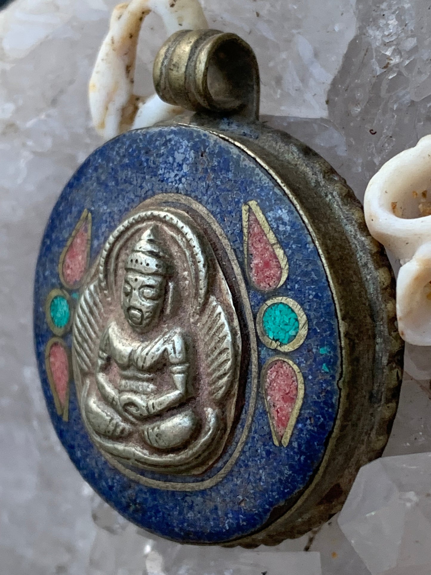 Bouddha, pendentif en lapis lazuli, corail et turquoise sur métal ton argent de 35 millimètres de diamètre. Avec de magnifiques gravures sur la face arrière. Livré avec cordon coulissant (offert), prêt à porté ou à offrir, parfait !