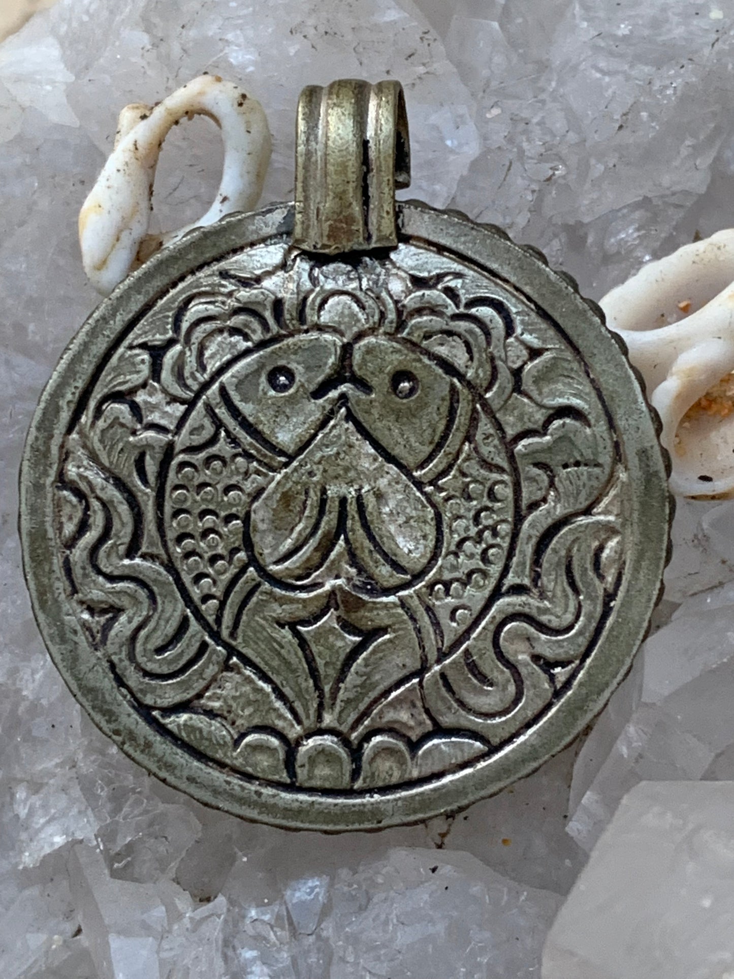 Bouddha, pendentif en lapis lazuli, corail et turquoise sur métal ton argent de 35 millimètres de diamètre. Avec de magnifiques gravures sur la face arrière. Livré avec cordon coulissant (offert), prêt à porté ou à offrir, parfait !