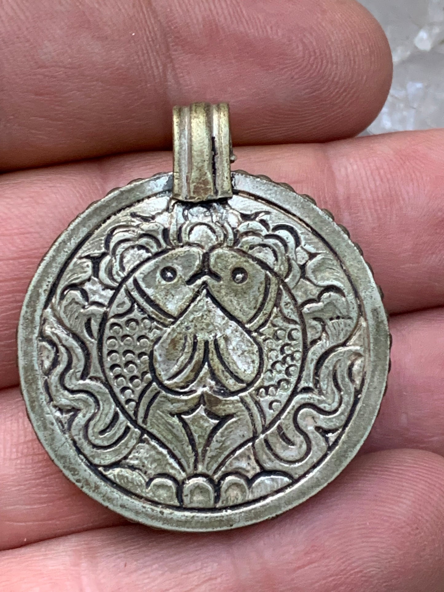 Bouddha, pendentif en lapis lazuli, corail et turquoise sur métal ton argent de 35 millimètres de diamètre. Avec de magnifiques gravures sur la face arrière. Livré avec cordon coulissant (offert), prêt à porté ou à offrir, parfait !