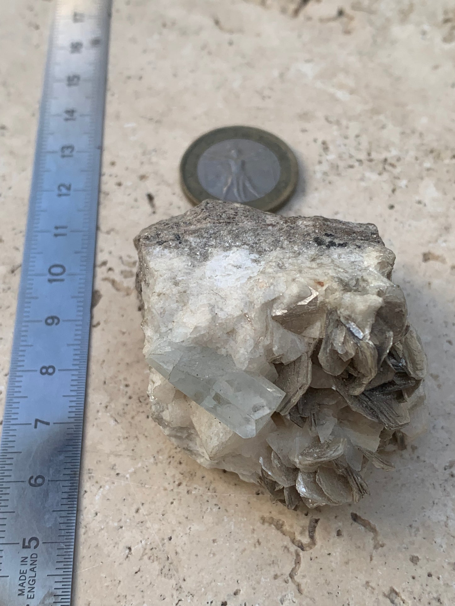 Aigue-marine avec Muscovite, superbe pièce de 54x43x38mm - 120,3 grammes, un magnifique cristal sur gangue !
