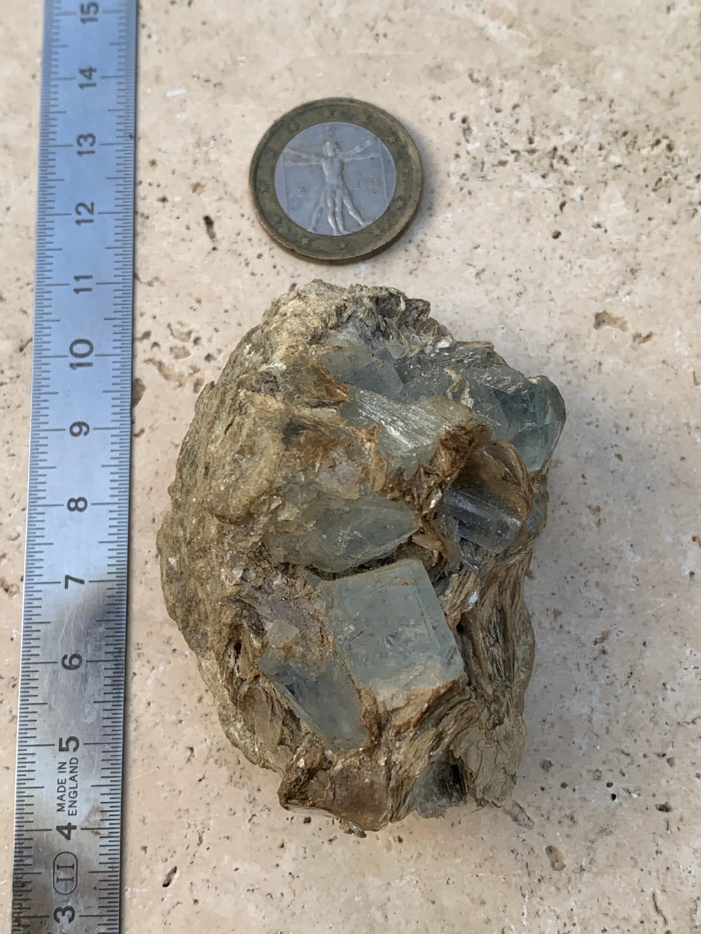 Aigue-marine avec Muscovite, superbe pièce de 66x48x43mm - 162,8 grammes, 6 magnifiques cristaux sur gangue !