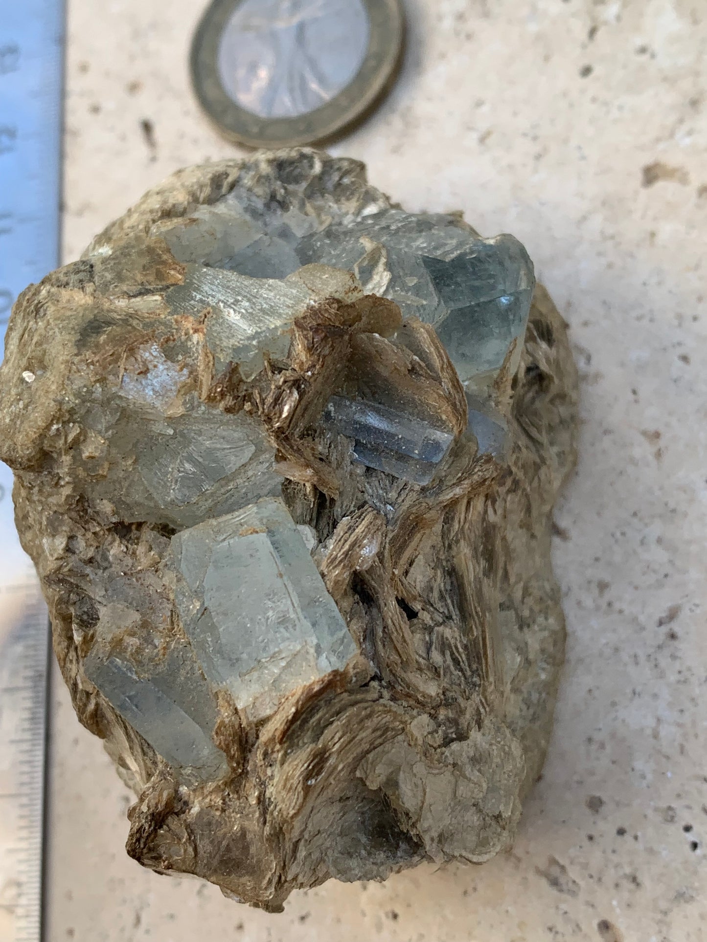 Aigue-marine avec Muscovite, superbe pièce de 66x48x43mm - 162,8 grammes, 6 magnifiques cristaux sur gangue !