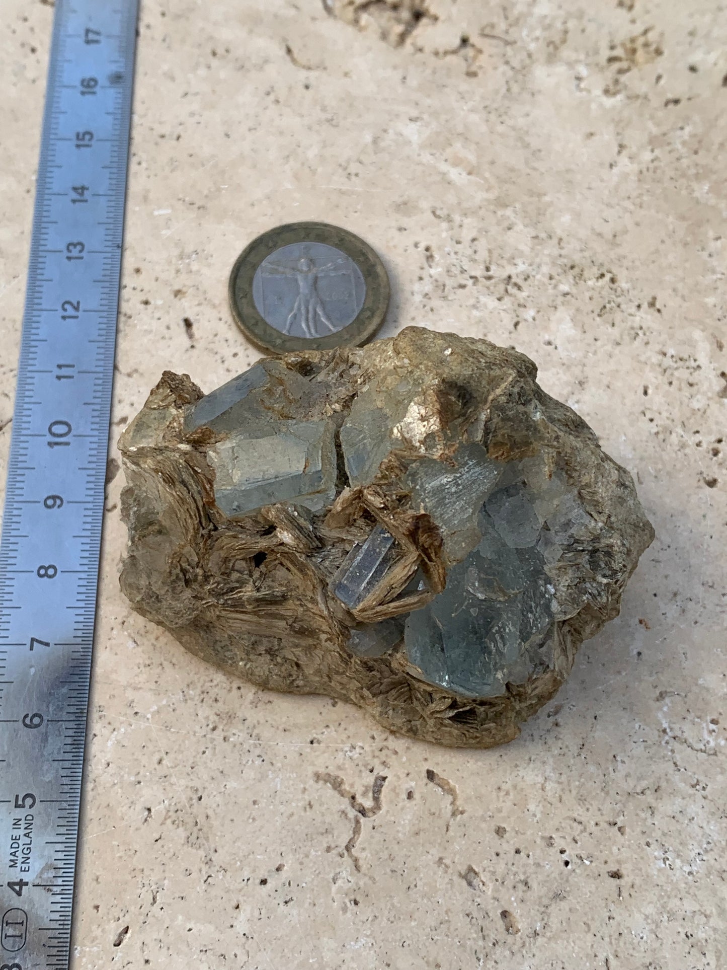 Aigue-marine avec Muscovite, superbe pièce de 66x48x43mm - 162,8 grammes, 6 magnifiques cristaux sur gangue !