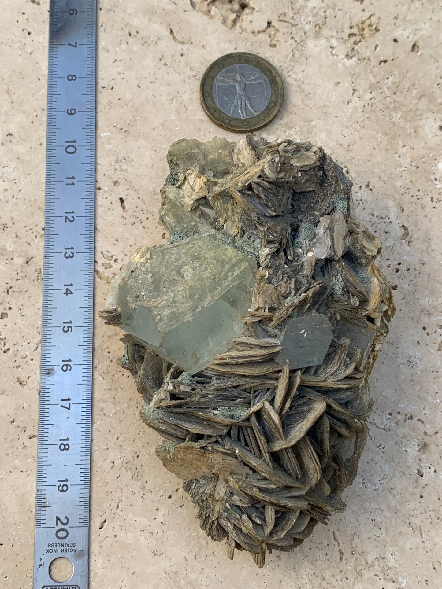 Aigue-marine avec Muscovite, superbe pièce de 101x72x44mm - 186,6 grammes. Magnifiques cristaux dont un très gros sur gangue !