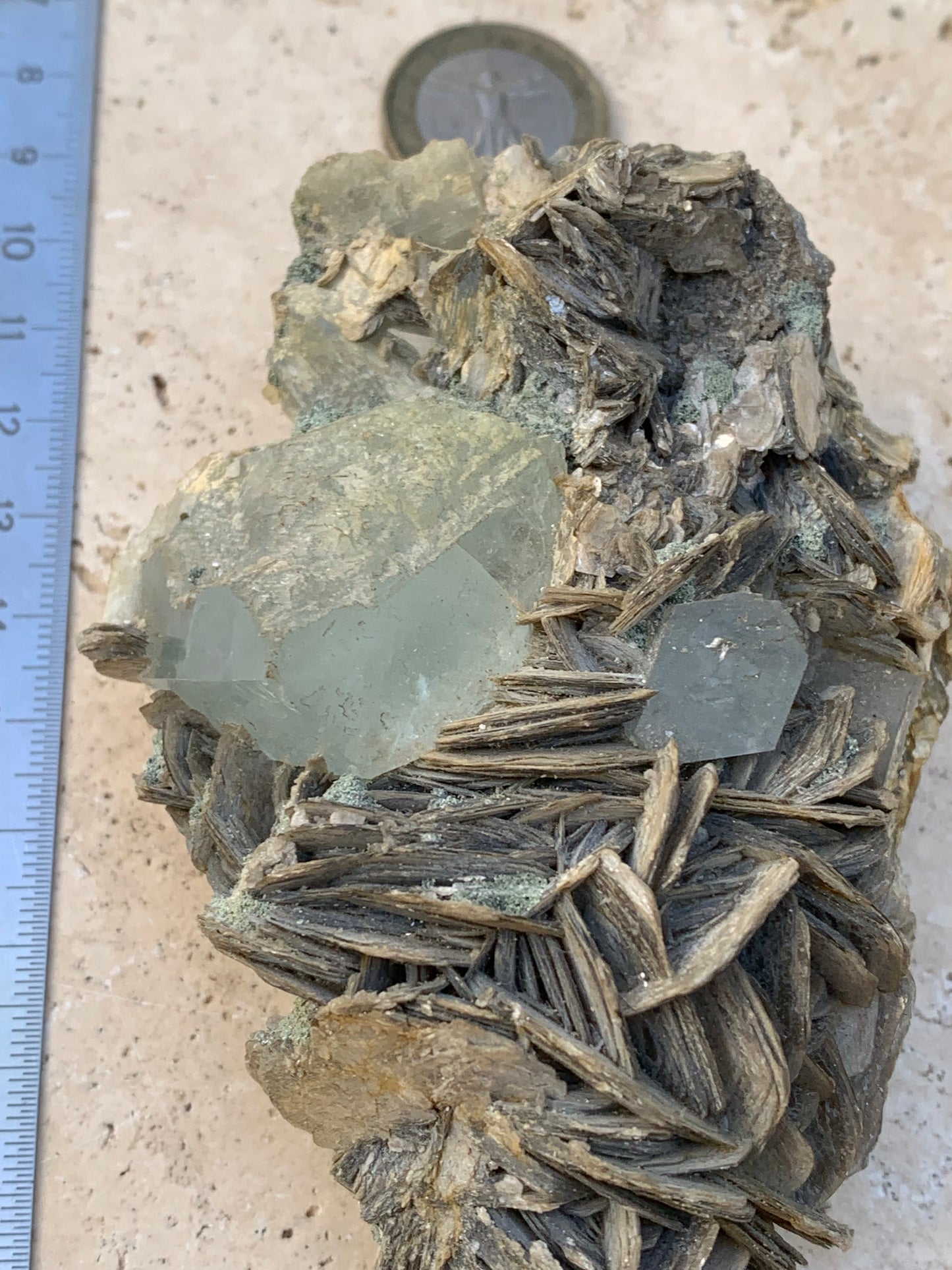 Aigue-marine avec Muscovite, superbe pièce de 101x72x44mm - 186,6 grammes. Magnifiques cristaux dont un très gros sur gangue !