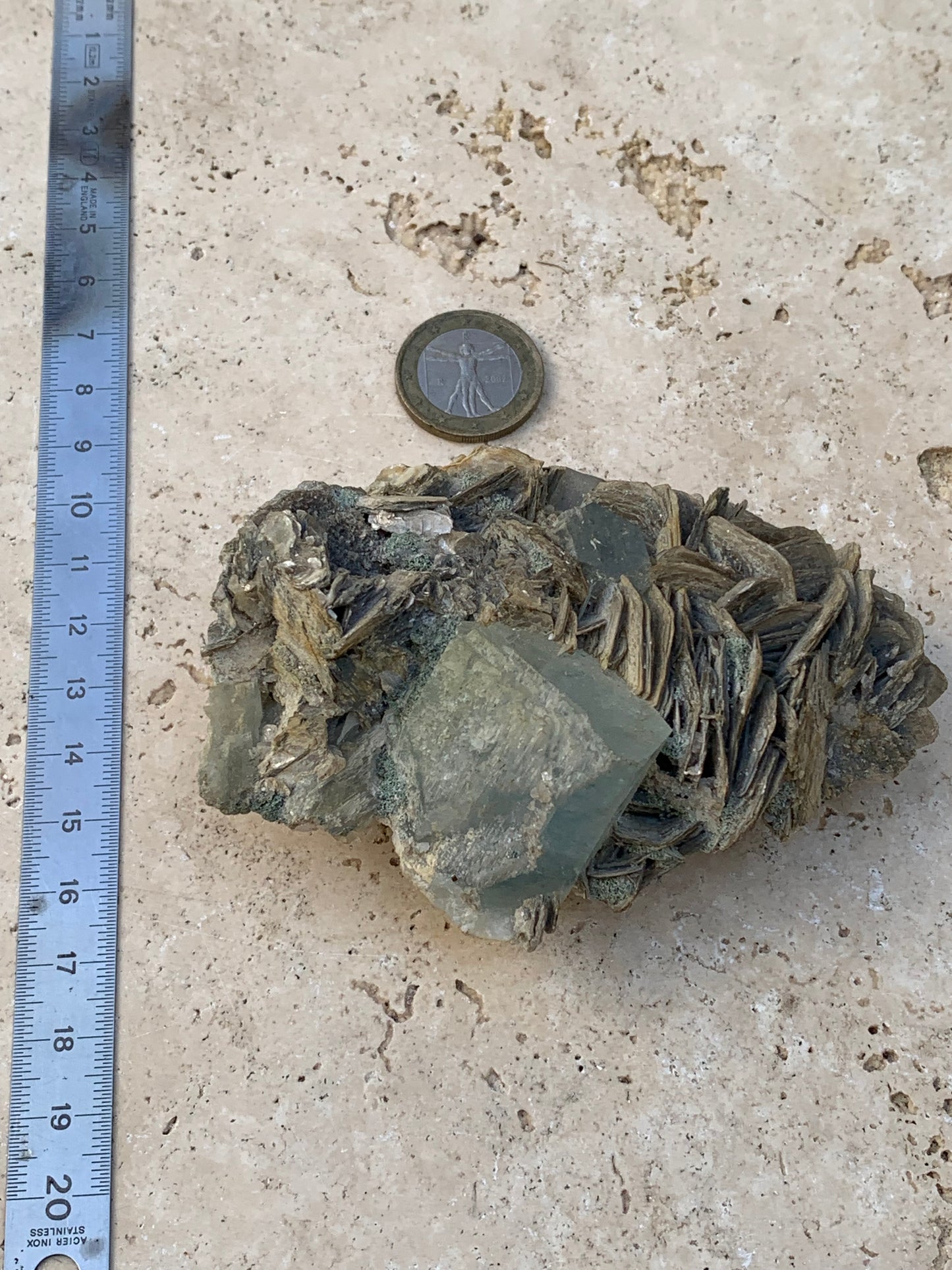 Aigue-marine avec Muscovite, superbe pièce de 101x72x44mm - 186,6 grammes. Magnifiques cristaux dont un très gros sur gangue !
