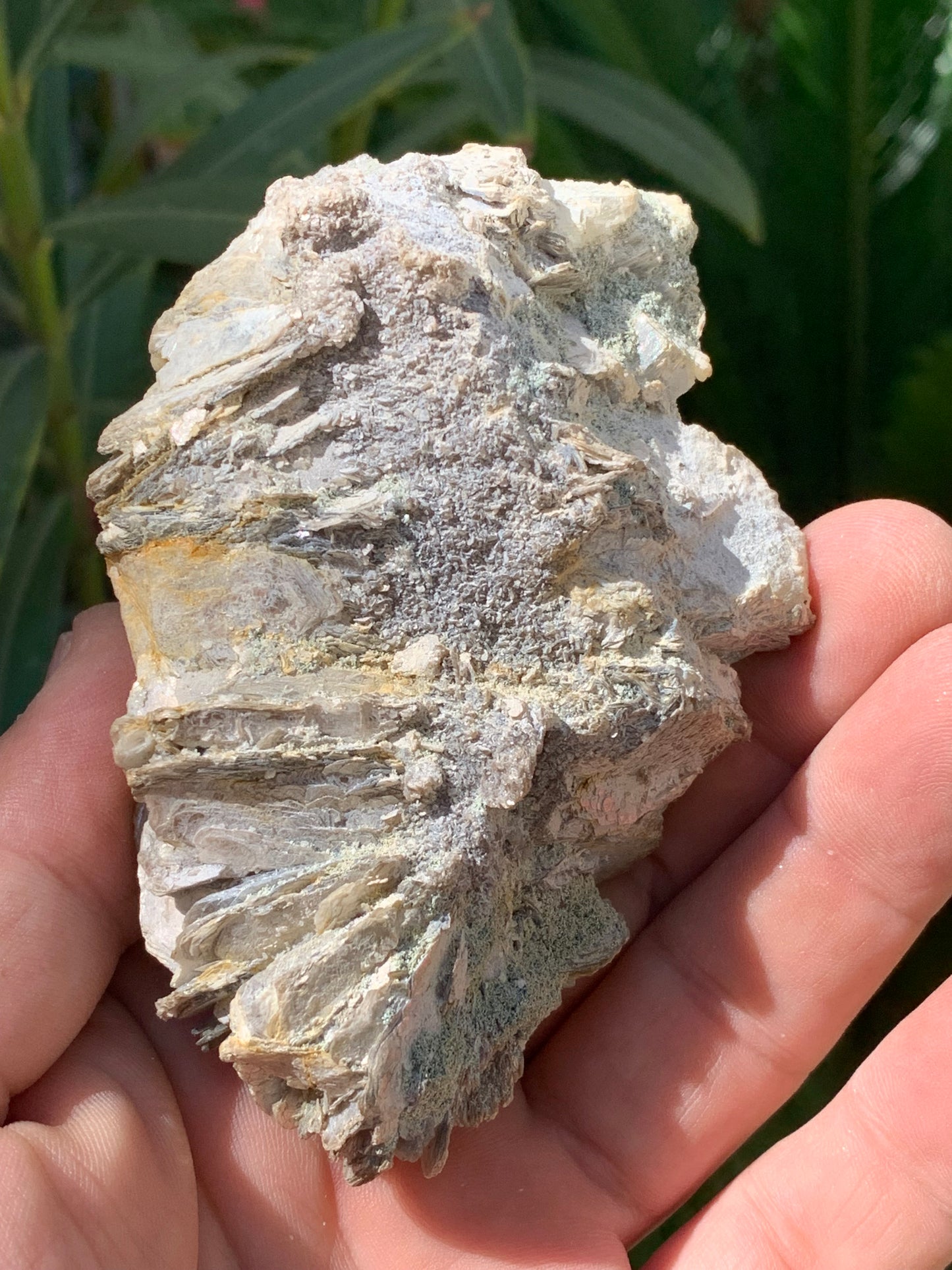 Aigue-marine avec Muscovite, superbe pièce de 101x72x44mm - 186,6 grammes. Magnifiques cristaux dont un très gros sur gangue !