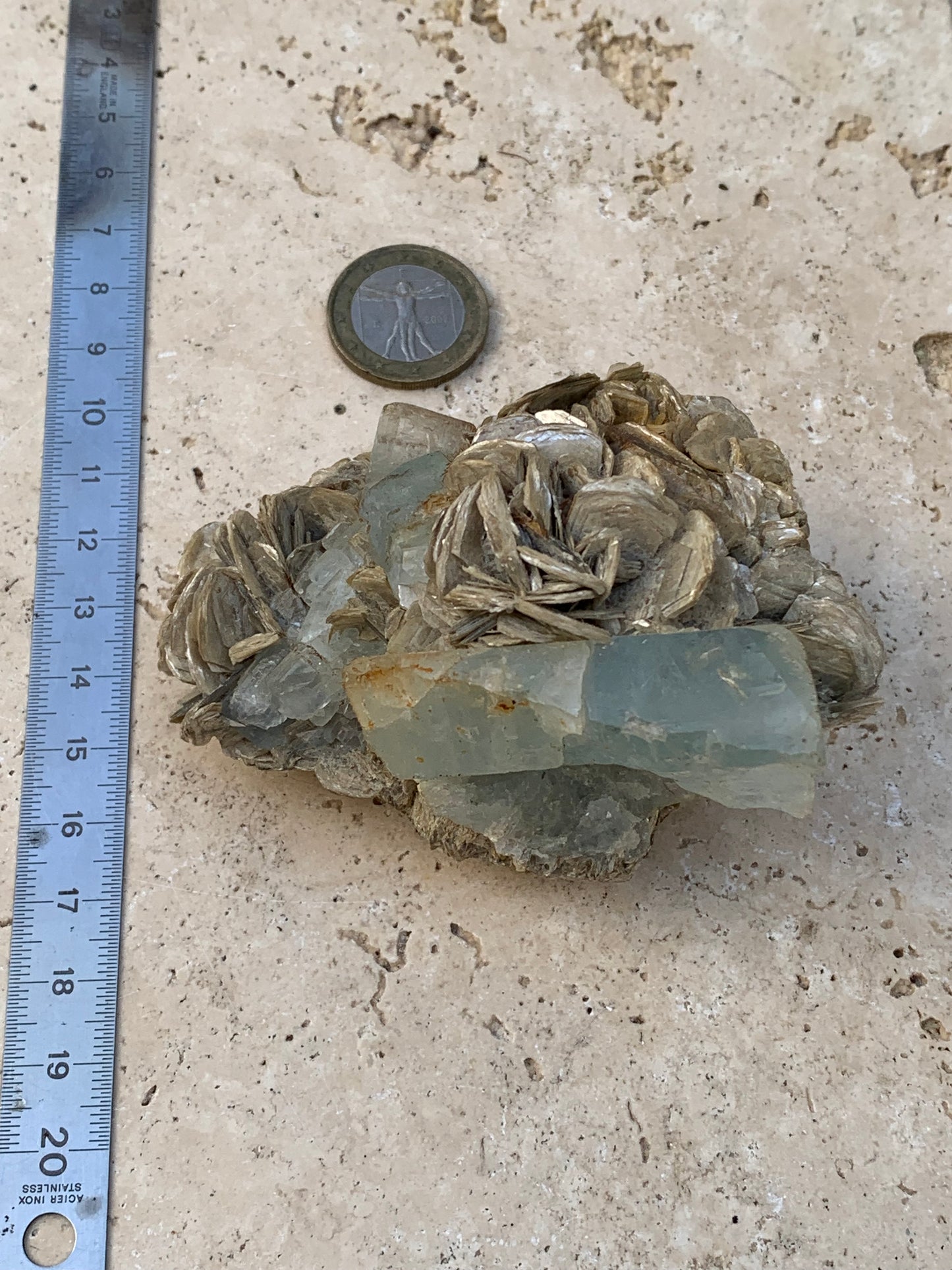 Aigue-marine avec Muscovite, superbe pièce de 87x63x60mm - 218,5 grammes, 3 magnifiques cristaux dont un très gros sur gangue !