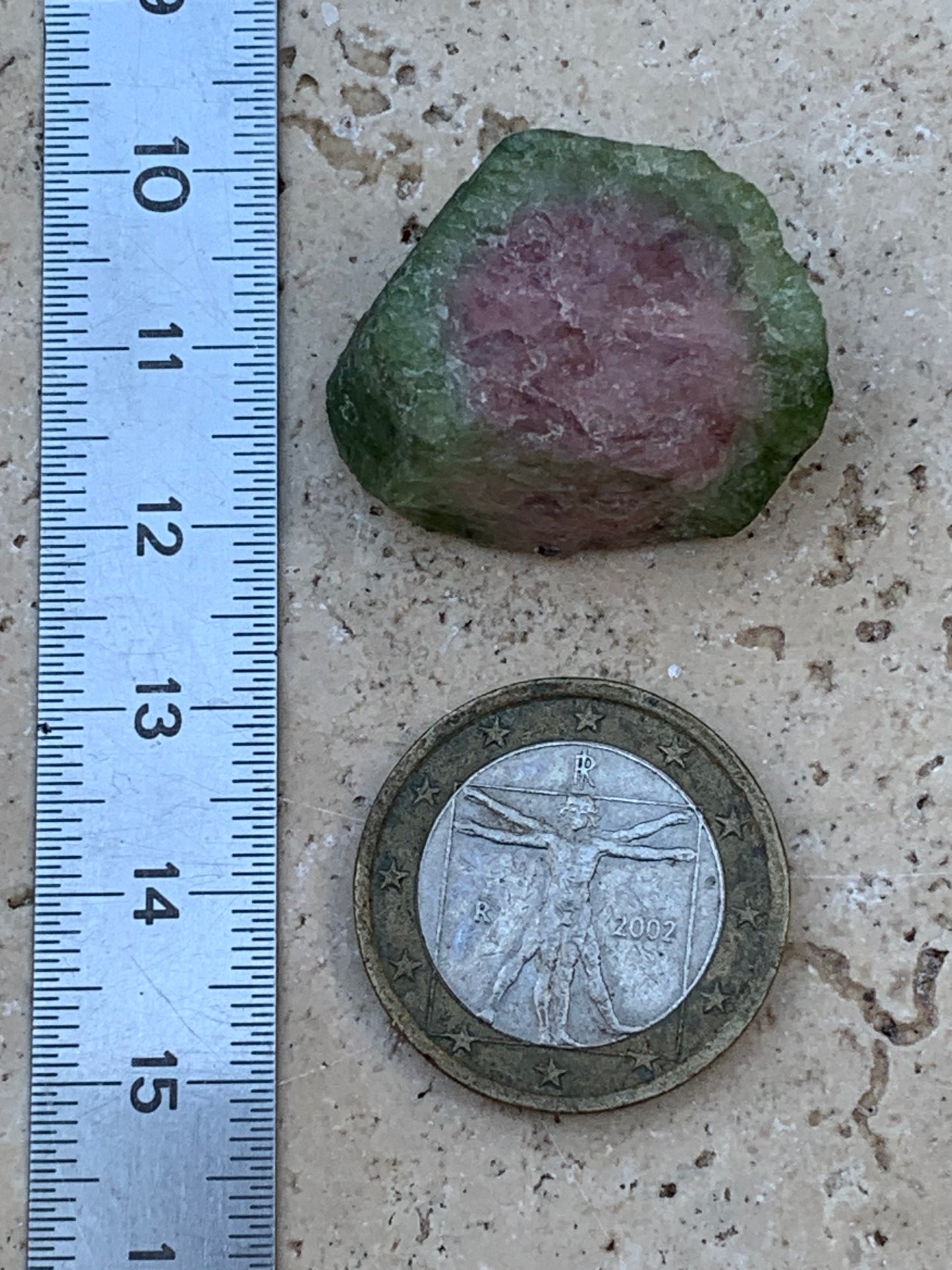 Tourmaline melon d'eau/ pastèque, cristal brut de 27mm x22 x13 environ - 11,3 grammes. Parfait en bijouterie, collection ,exposition...