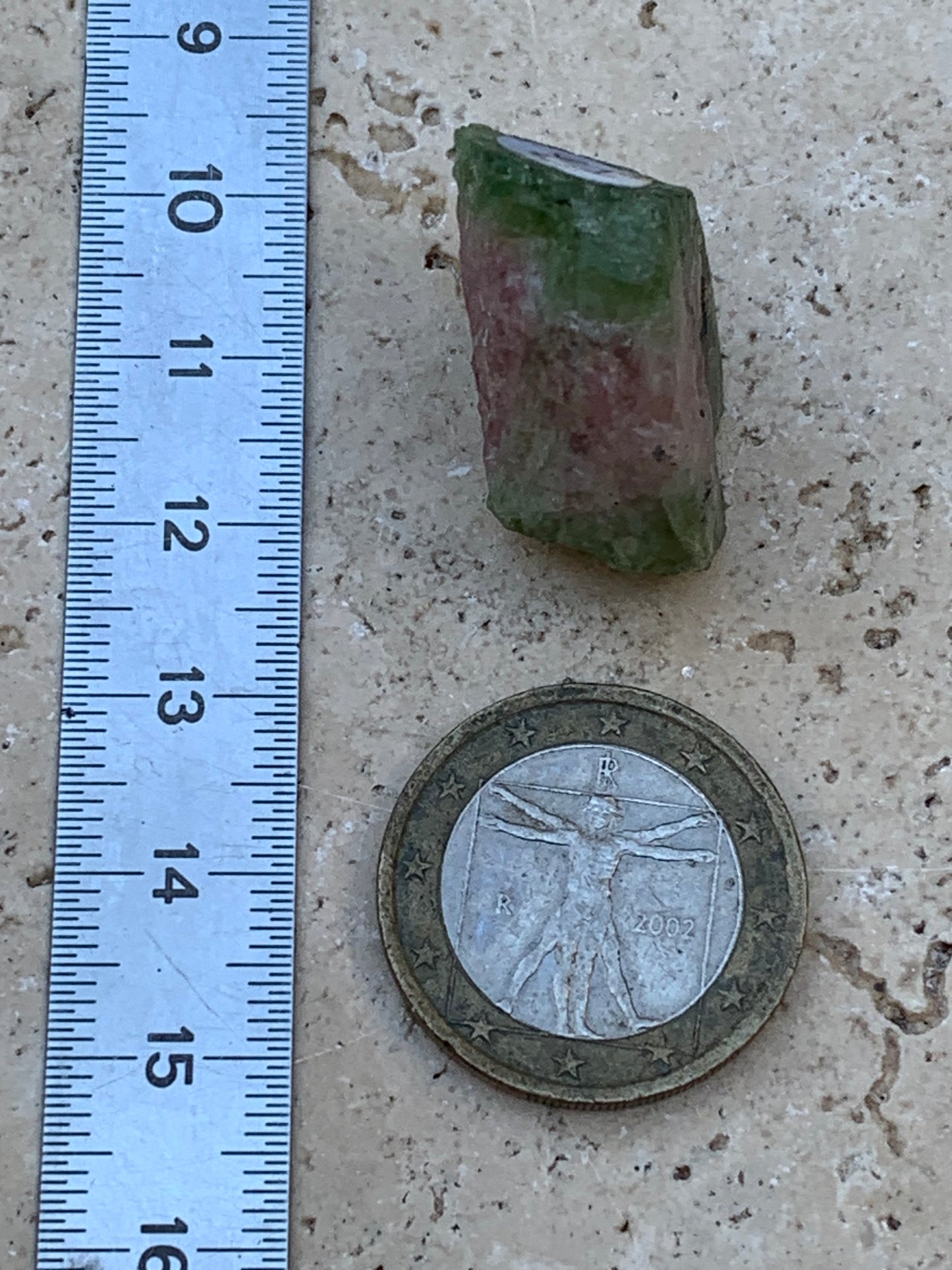 Tourmaline melon d'eau/ pastèque, cristal brut de 27mm x22 x13 environ - 11,3 grammes. Parfait en bijouterie, collection ,exposition...