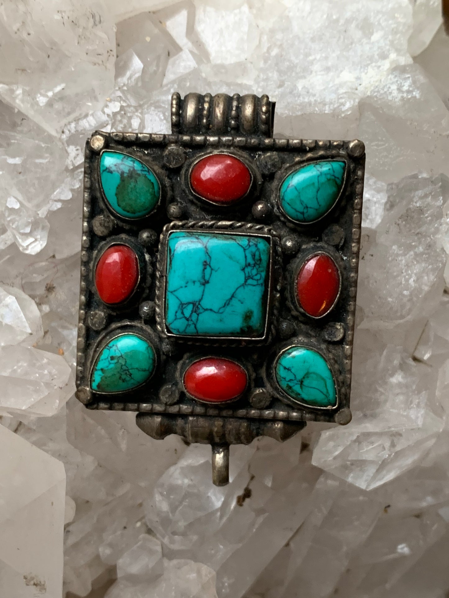 Pendentif/ Reliquaire artisanal du Népal avec pierres de turquoise et de corail sertis sur méta ! De 50 millimètres de hauteur x 35 mm de largeur x 17 d'épaisseur. Vendu avec cordon noir réglable offert, parfait !