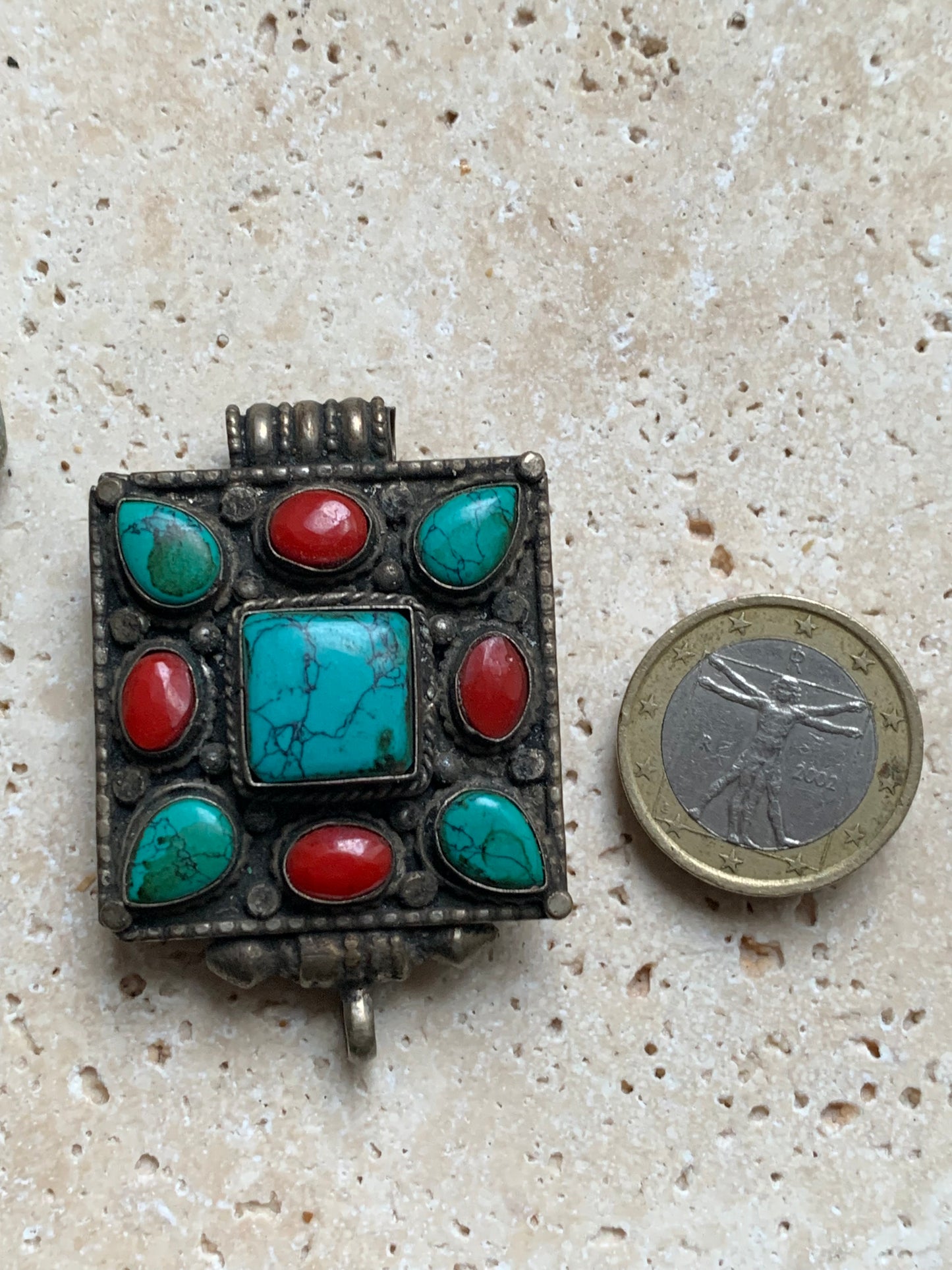 Pendentif/ Reliquaire artisanal du Népal avec pierres de turquoise et de corail sertis sur méta ! De 50 millimètres de hauteur x 35 mm de largeur x 17 d'épaisseur. Vendu avec cordon noir réglable offert, parfait !