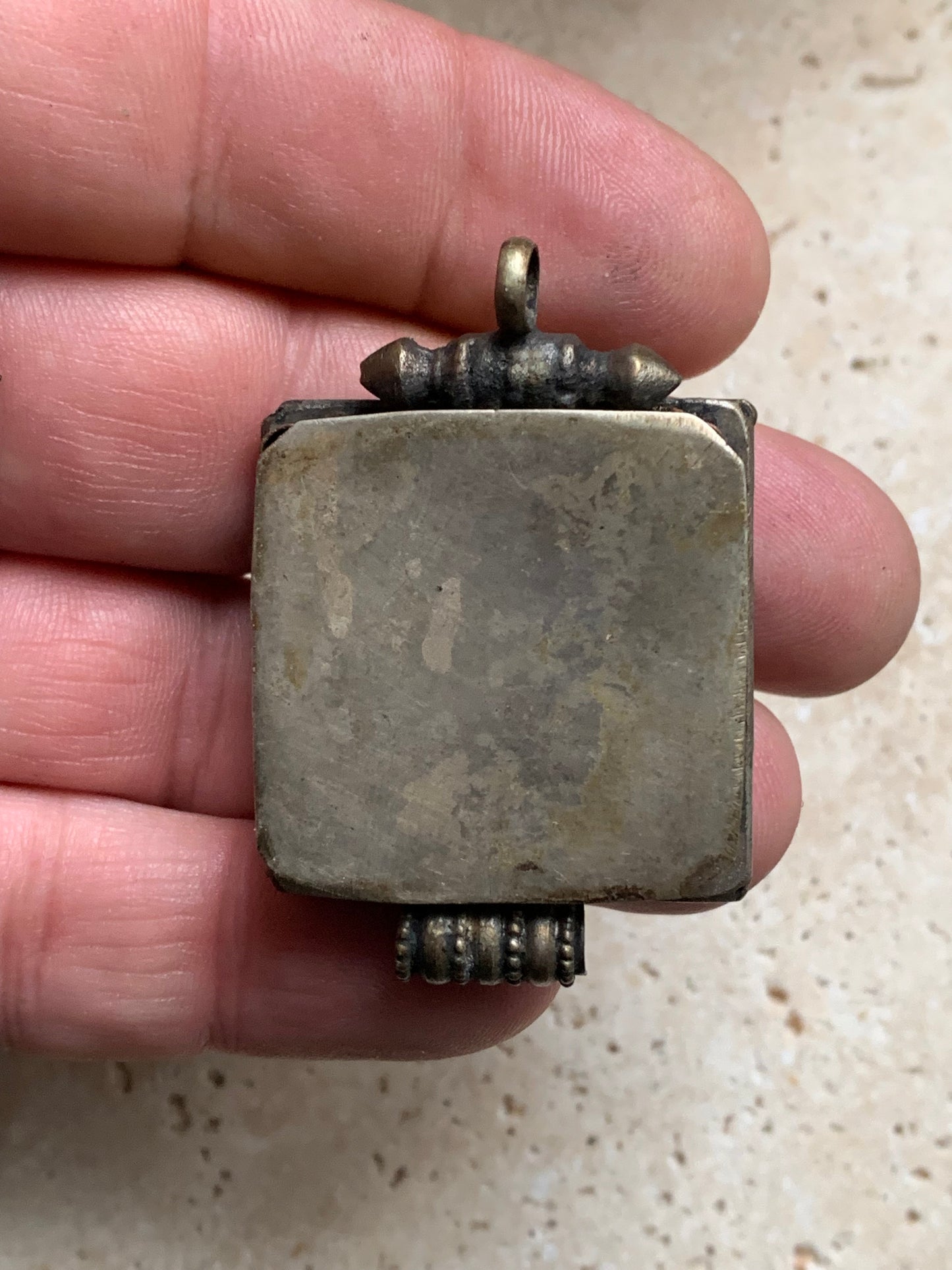 Pendentif/ Reliquaire artisanal du Népal avec pierres de turquoise et de corail sertis sur méta ! De 50 millimètres de hauteur x 35 mm de largeur x 17 d'épaisseur. Vendu avec cordon noir réglable offert, parfait !