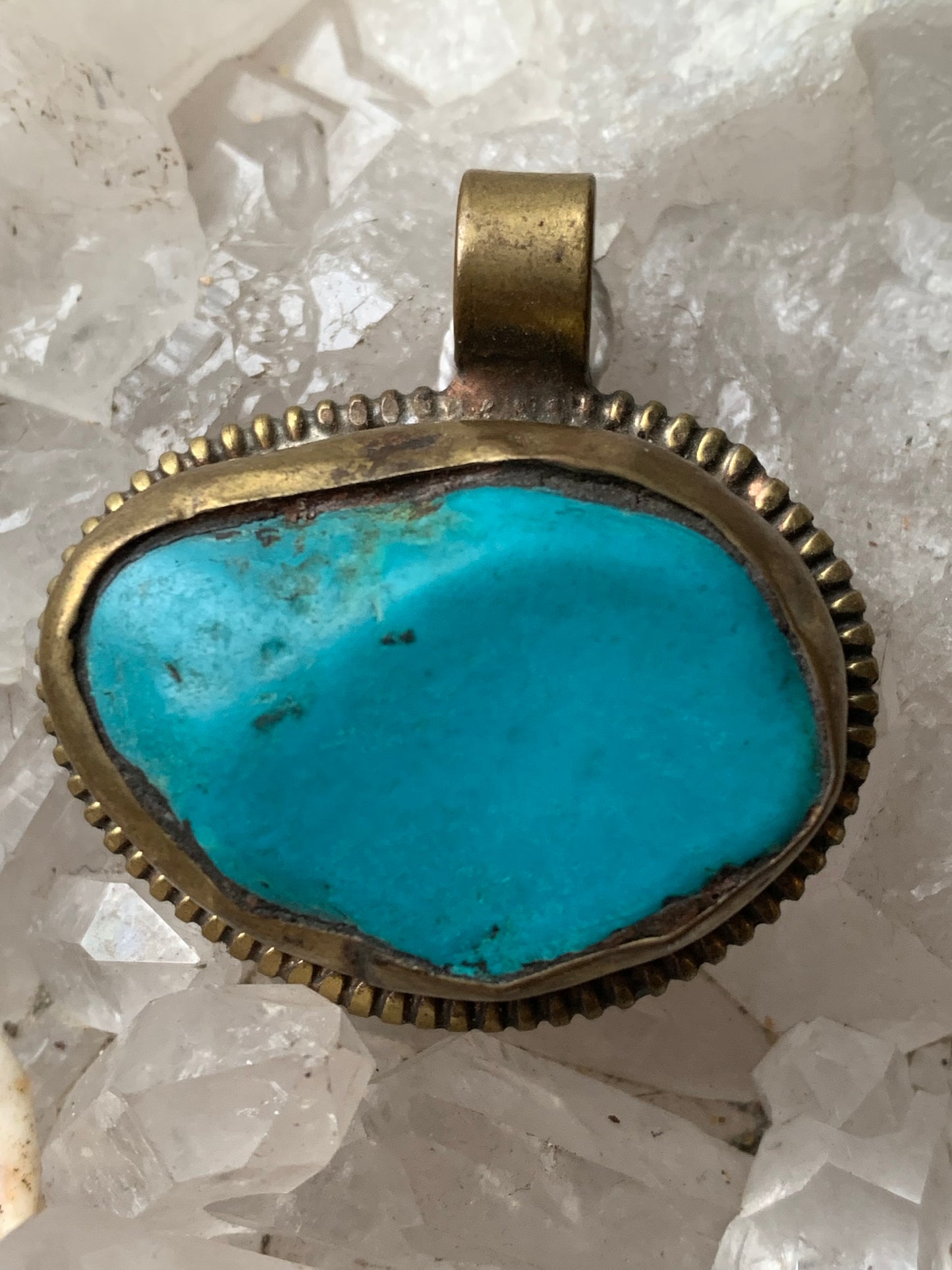 Pendentif artisanal du Népal avec pierres de turquoise sertis sur métal avec de jolies gravures sur la face arrière ! De 38 millimètres de hauteur x 37 mm de largeur x 14 d'épaisseur. Vendu avec cordon noir réglable offert, parfait !