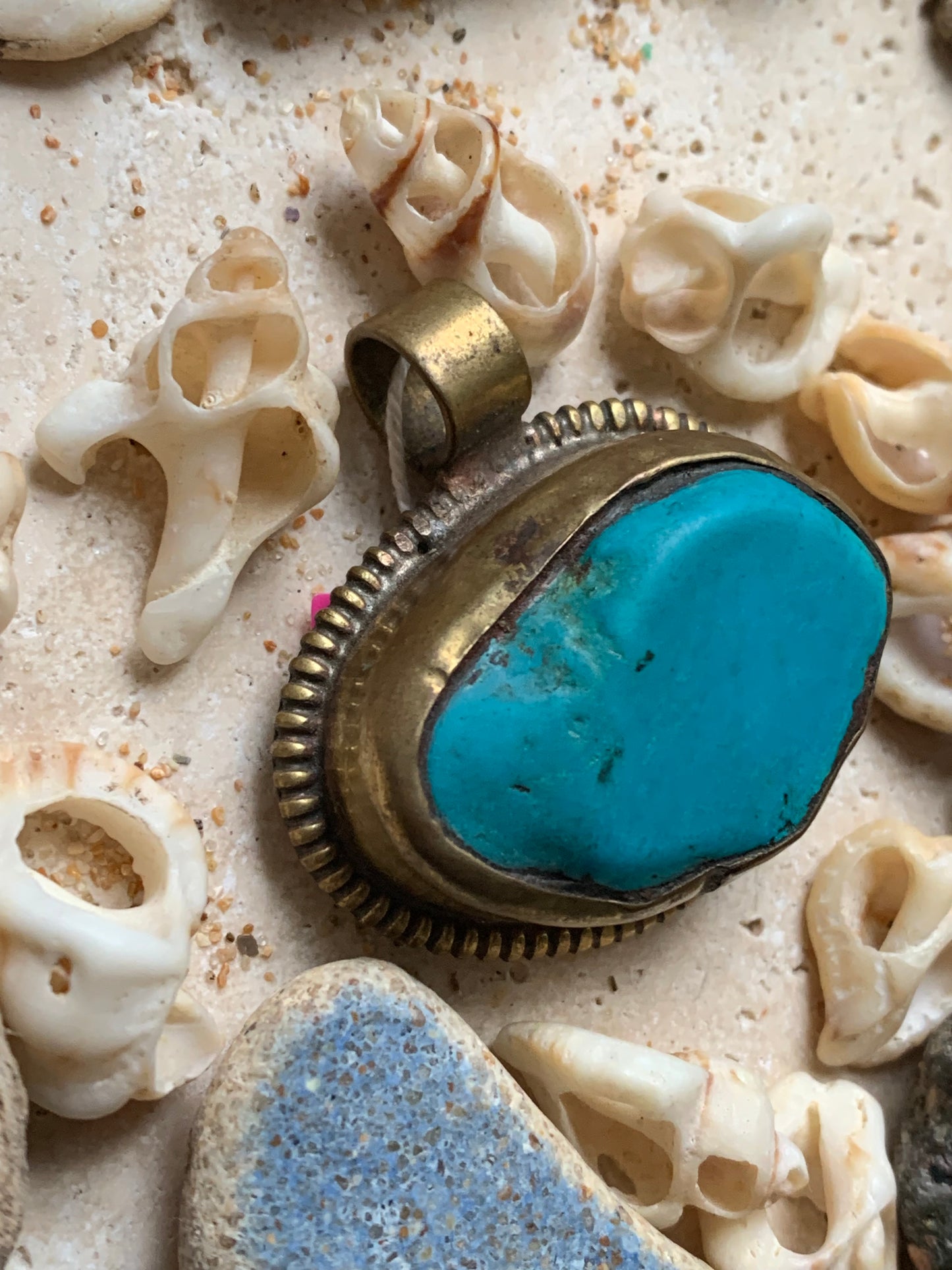 Pendentif artisanal du Népal avec pierres de turquoise sertis sur métal avec de jolies gravures sur la face arrière ! De 38 millimètres de hauteur x 37 mm de largeur x 14 d'épaisseur. Vendu avec cordon noir réglable offert, parfait !