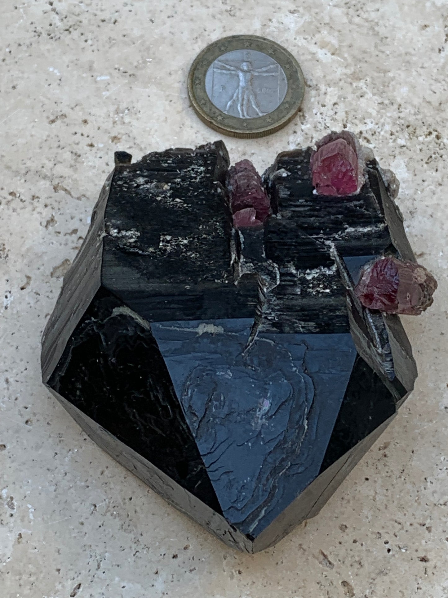 Cristal de roche fumé/ Quartz Morion / Quartz Fumé avec Tourmaline Rubellite, incroyable spécimen naturel de 90 x 70 x 48mm - 216 grammes. Superbe pièce !