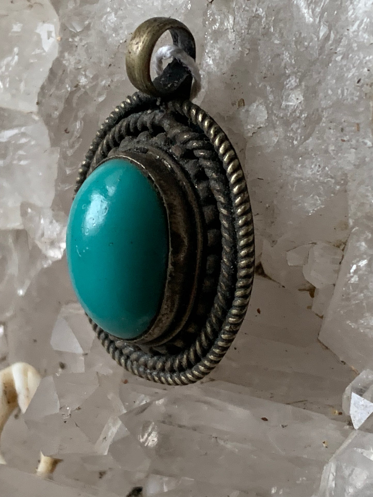 Pendentif artisanal du Népal avec pierres de turquoise sertis sur métal ! De 38 millimètres de hauteur x 26 mm de largeur x 11 d'épaisseur. Vendu avec cordon noir réglable offert, parfait !